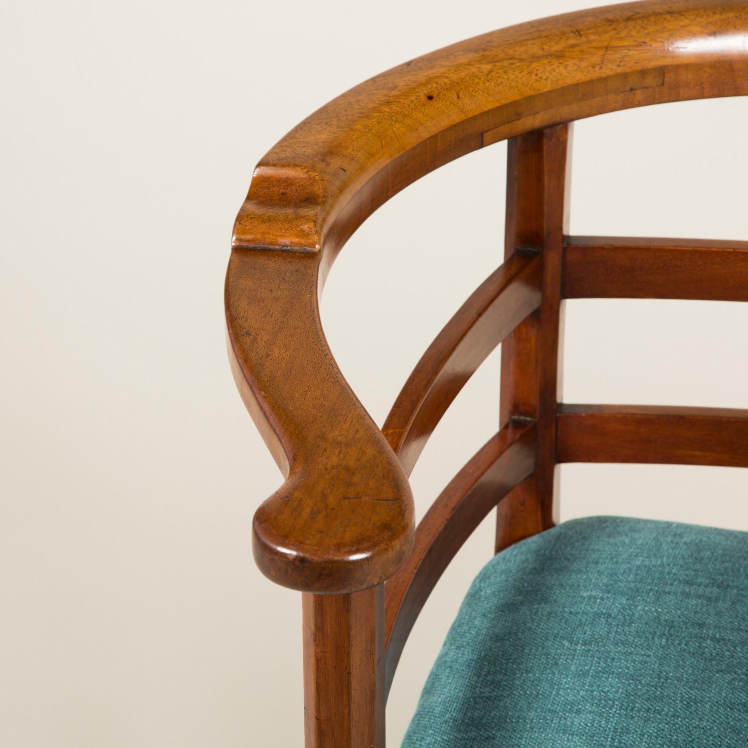 Early 19th Century Walnut Corner Chair with Simple Horizontal Back-Splats For Sale 1