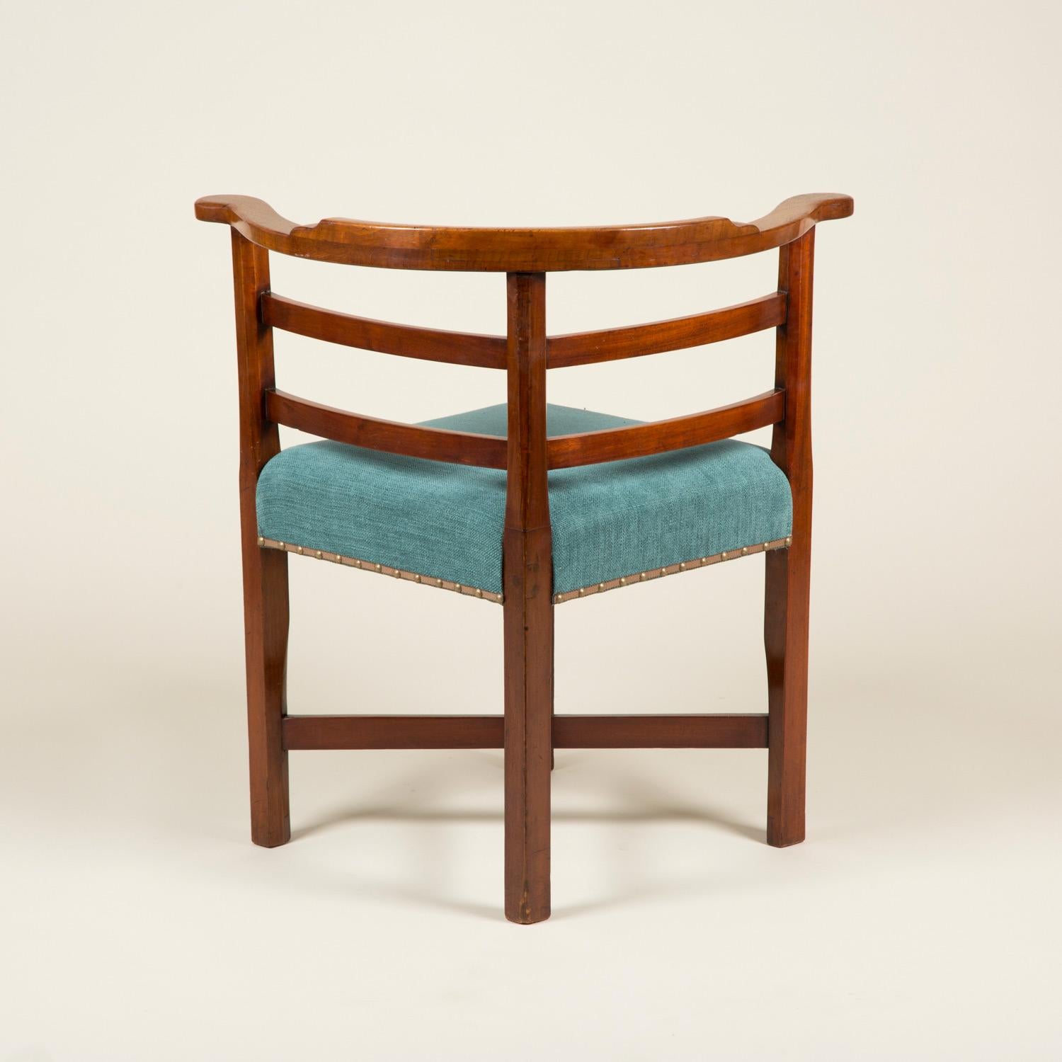 Early 19th Century Walnut Corner Chair with Simple Horizontal Back-Splats For Sale 3