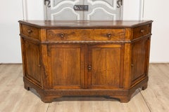 Credenza in noce veneta dei primi del XIX secolo con lati inclinati