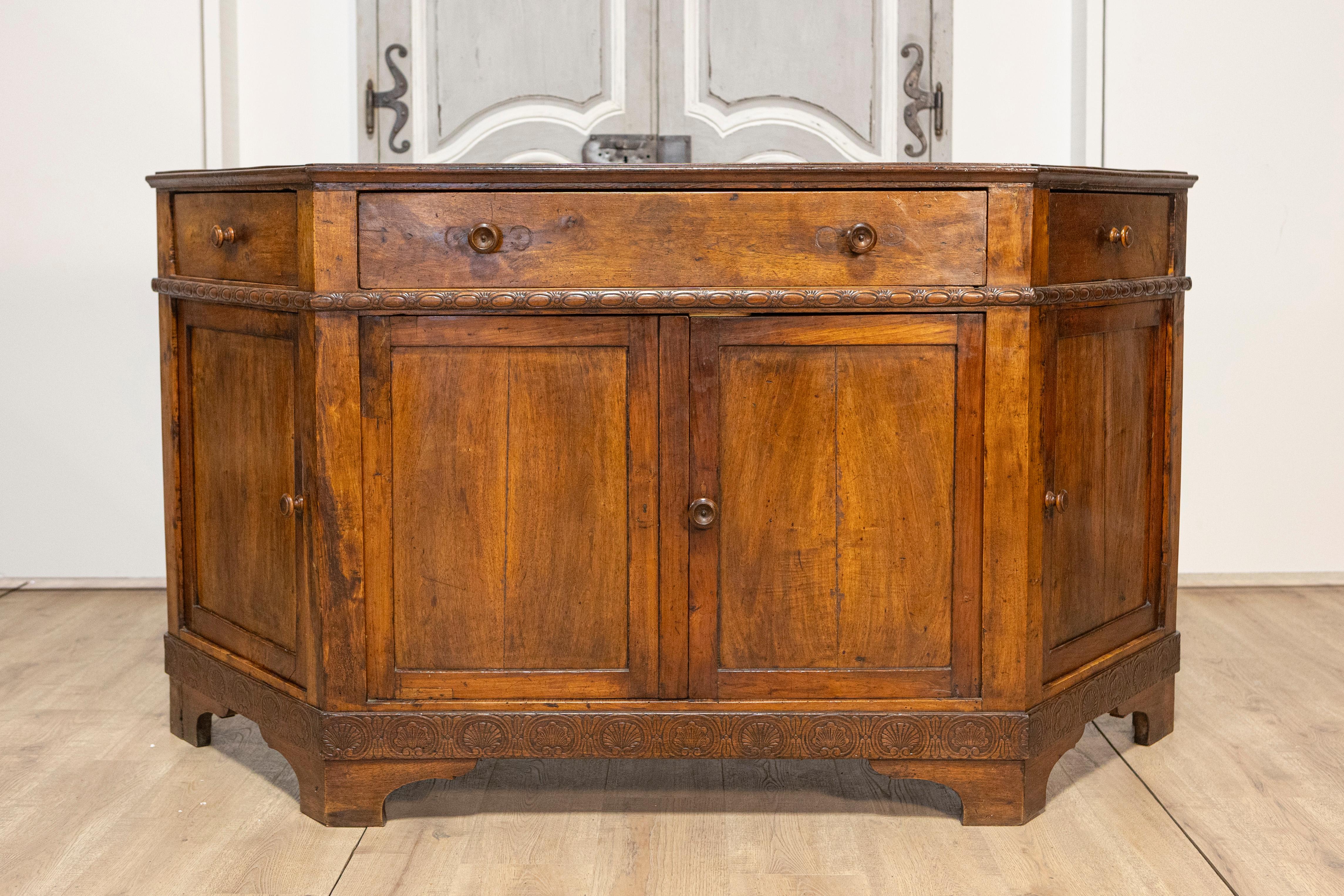 Anrichte aus Nussbaumholz aus dem frühen 19. Jahrhundert aus der Region Venetien mit abgeschrägten Seiten (Italienisch) im Angebot
