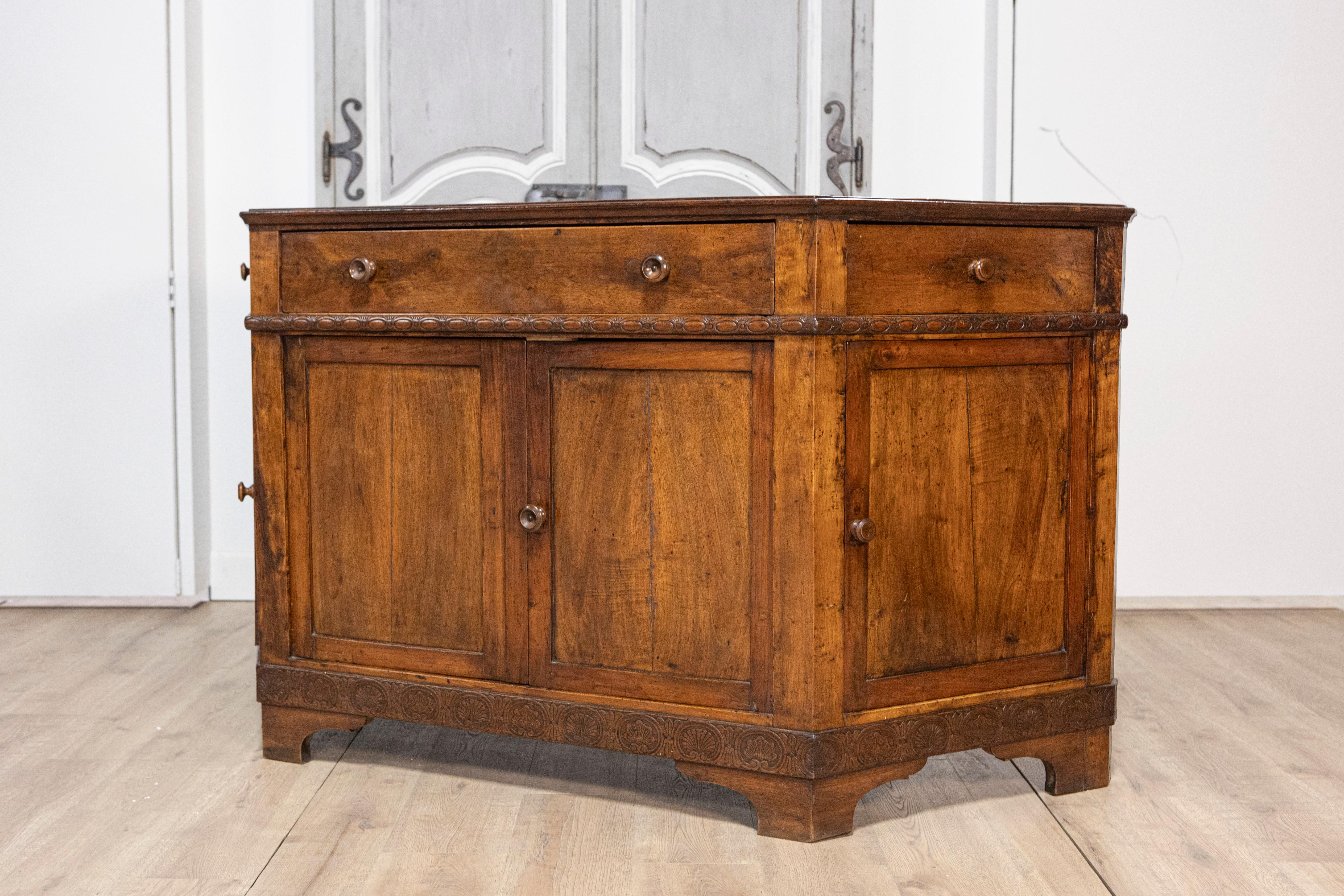 Anrichte aus Nussbaumholz aus dem frühen 19. Jahrhundert aus der Region Venetien mit abgeschrägten Seiten (Geschnitzt) im Angebot