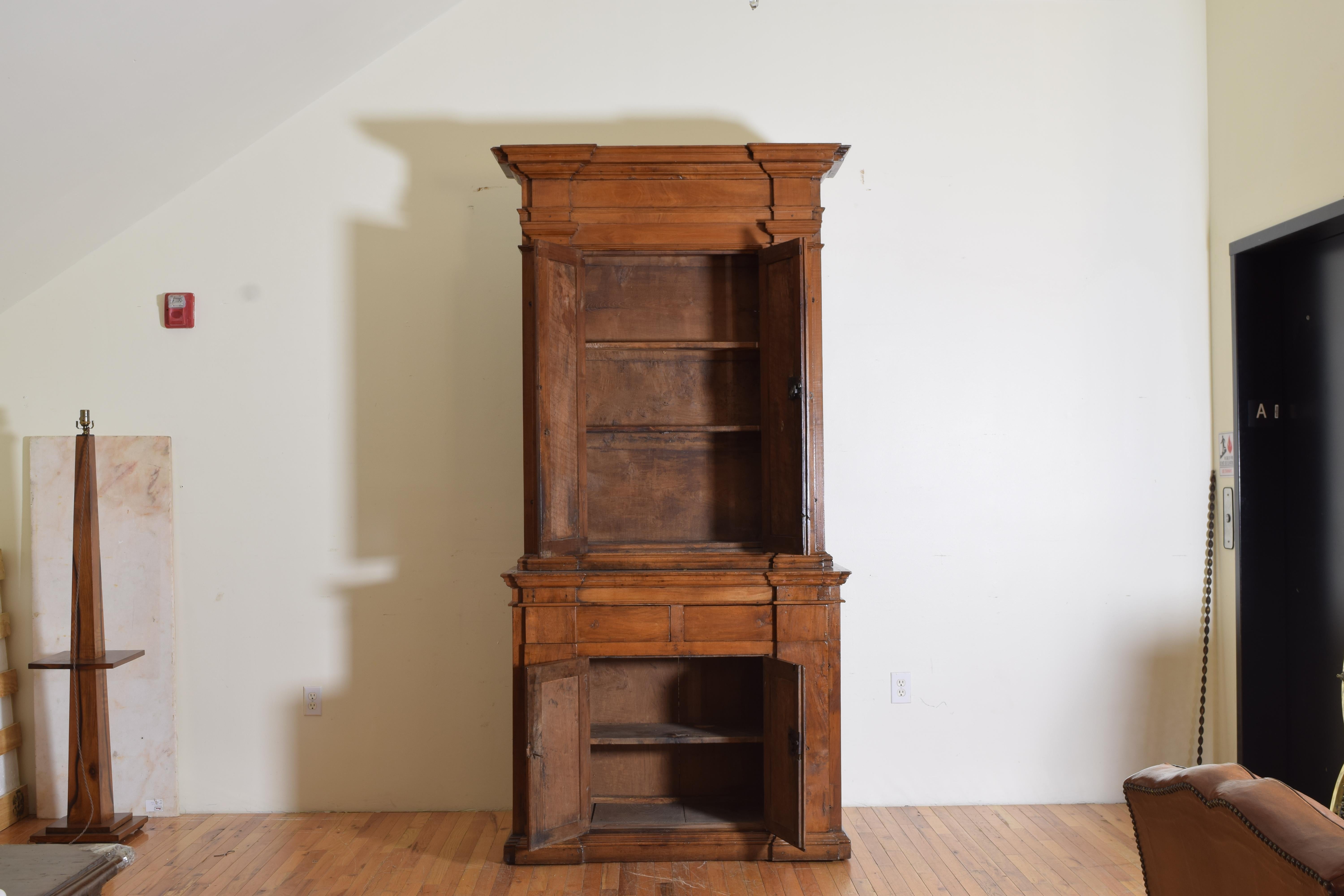 Early 19th Century, Walnut Due Corpe or Two-piece Cupboard In Good Condition In Atlanta, GA