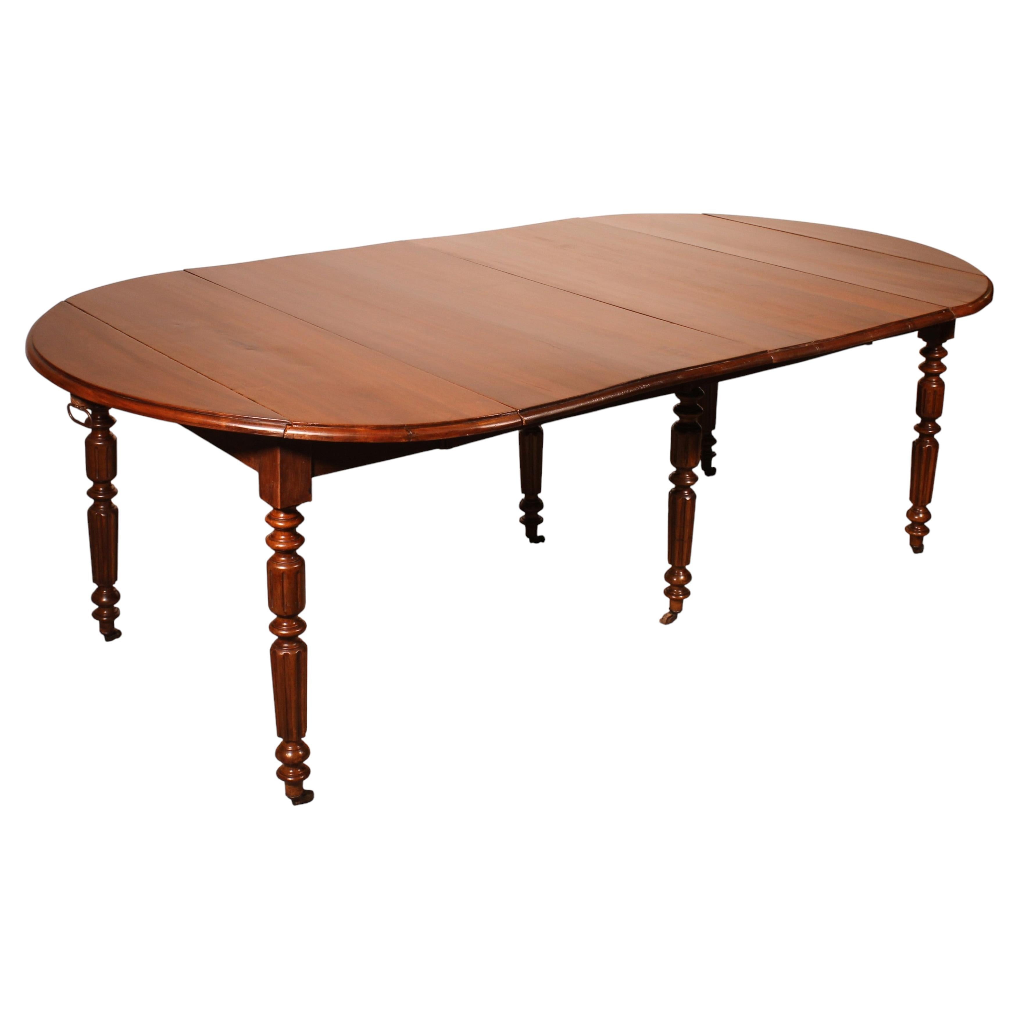 Early 19th Century Walnut Extendable Dining Table