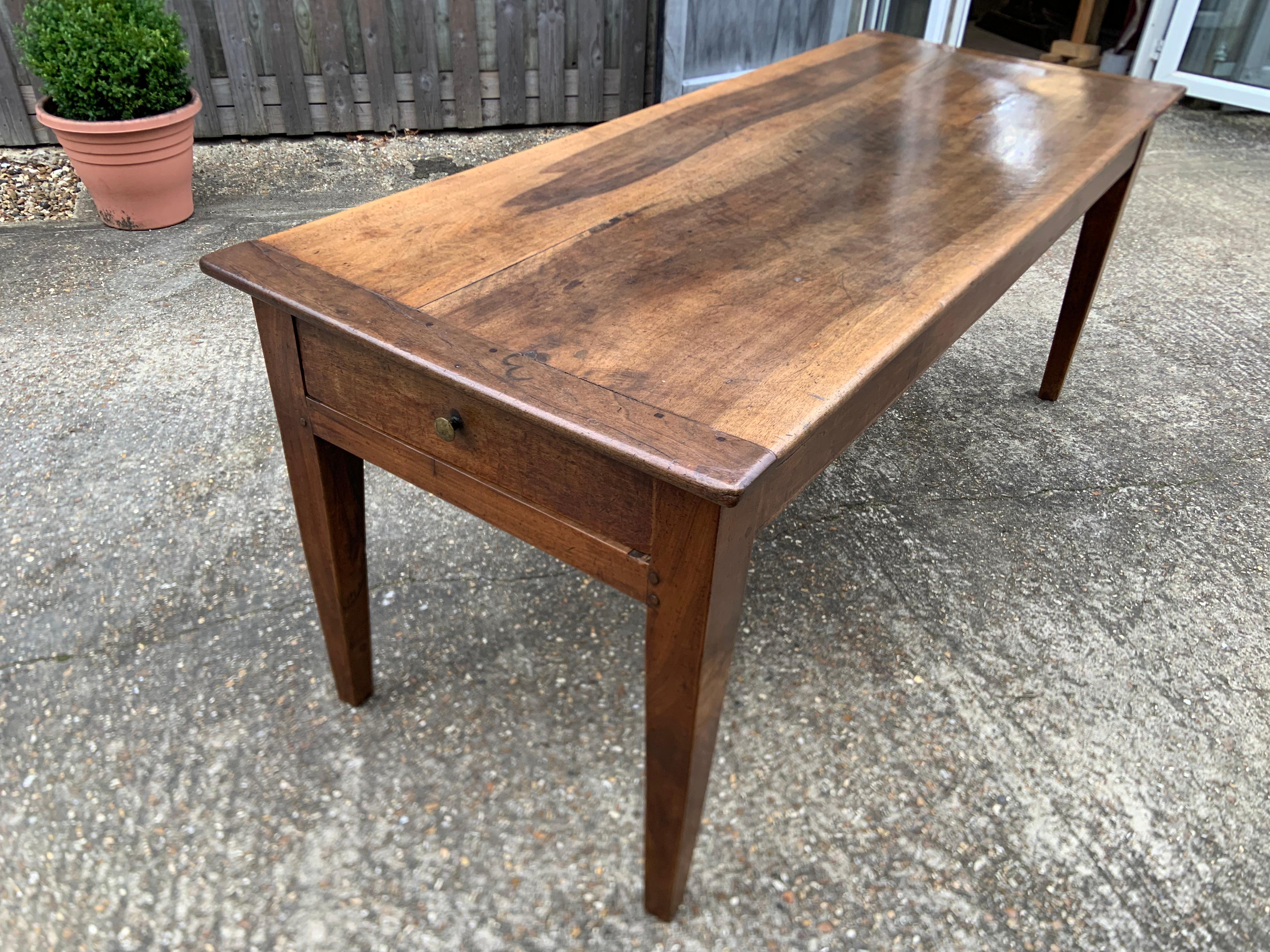 Early 19th Century Walnut Farmhouse Table In Good Condition In Billingshurst, GB