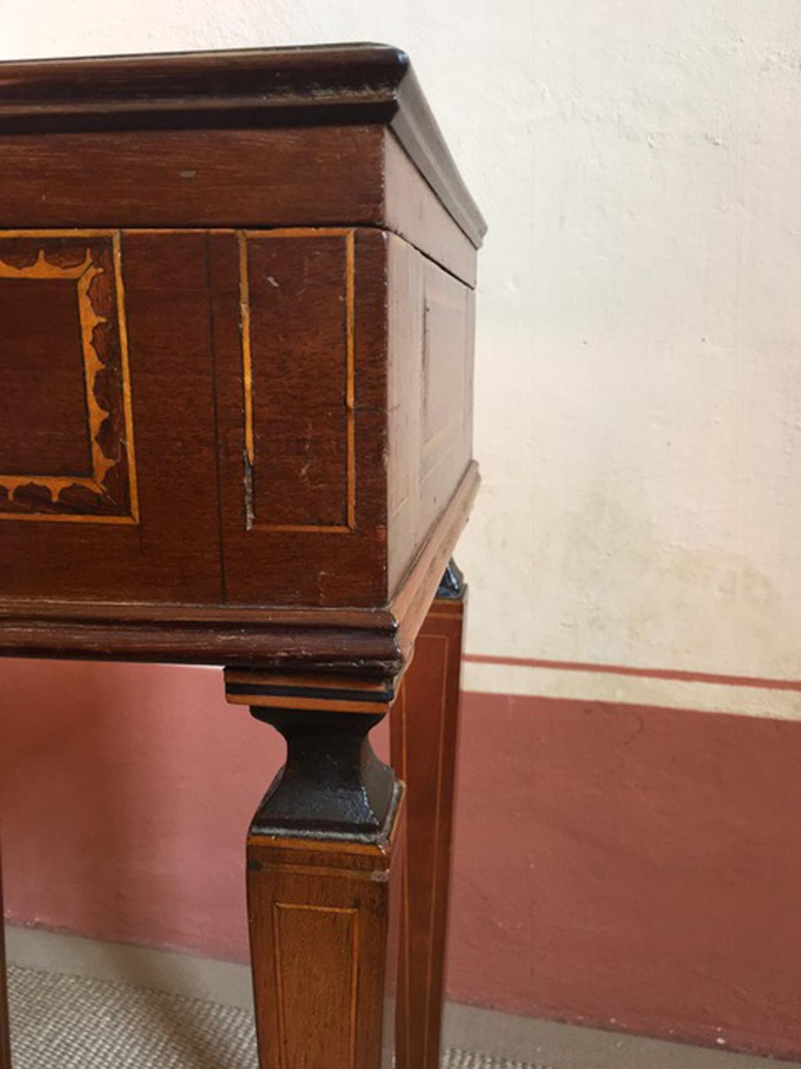 Italy Early 19th Century Regency Walnut Inlaid Side Table In Good Condition For Sale In Brescia, IT