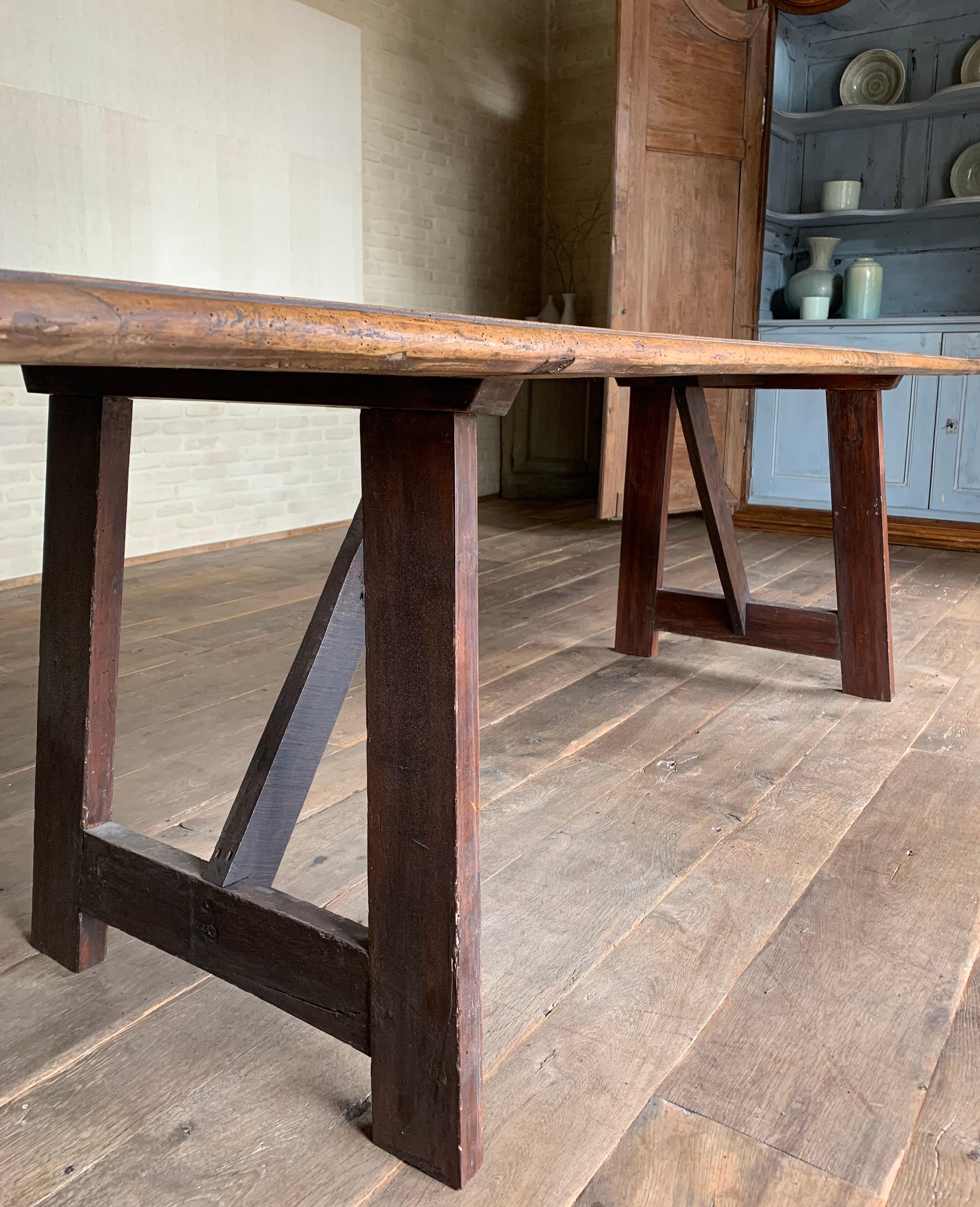Early 19th Century Walnut Refectory Farm Table In Good Condition For Sale In Vosselaar, BE