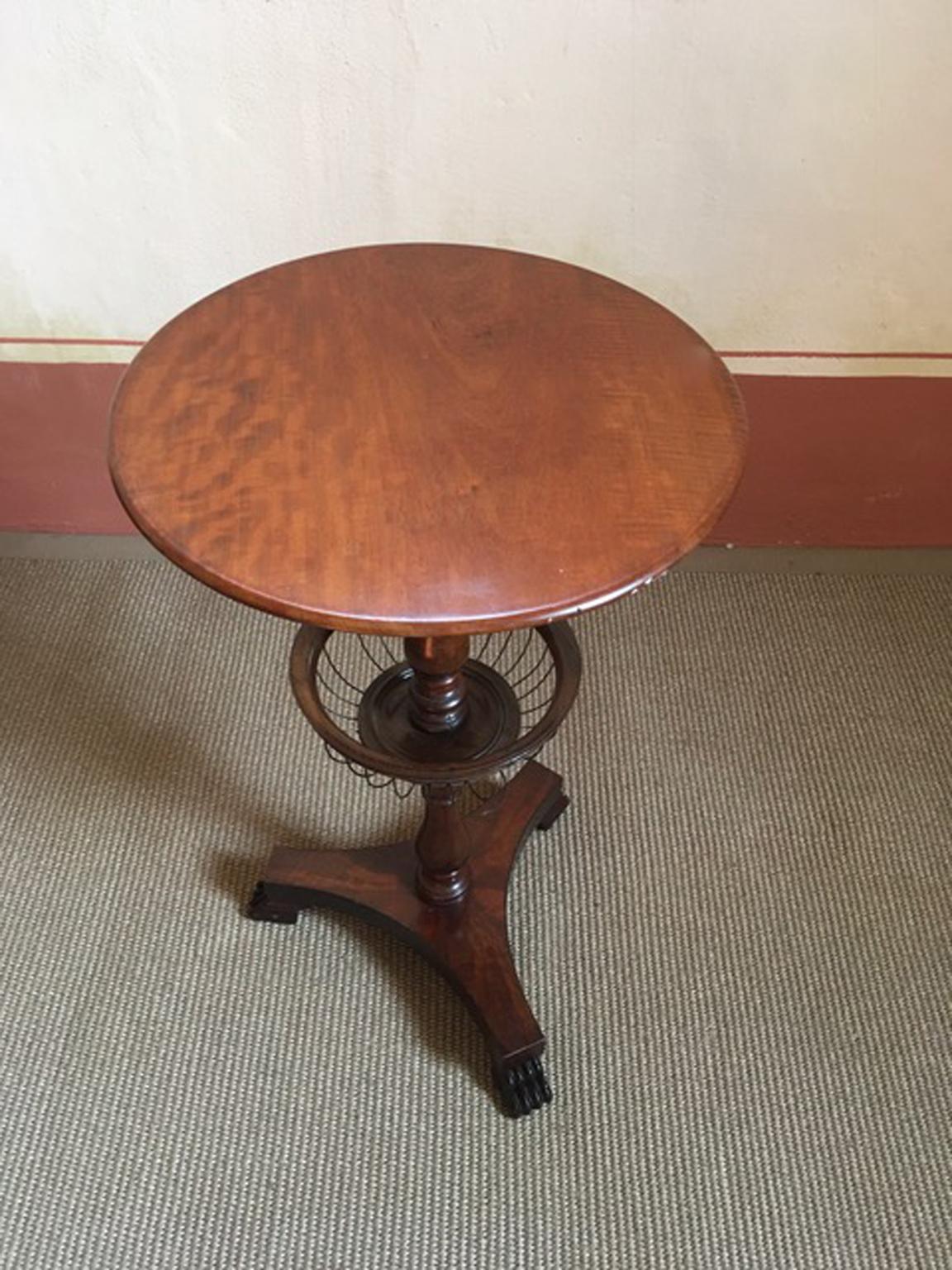 Italy Early 19th Century Walnut Side Table or Gueridon In Good Condition In Brescia, IT