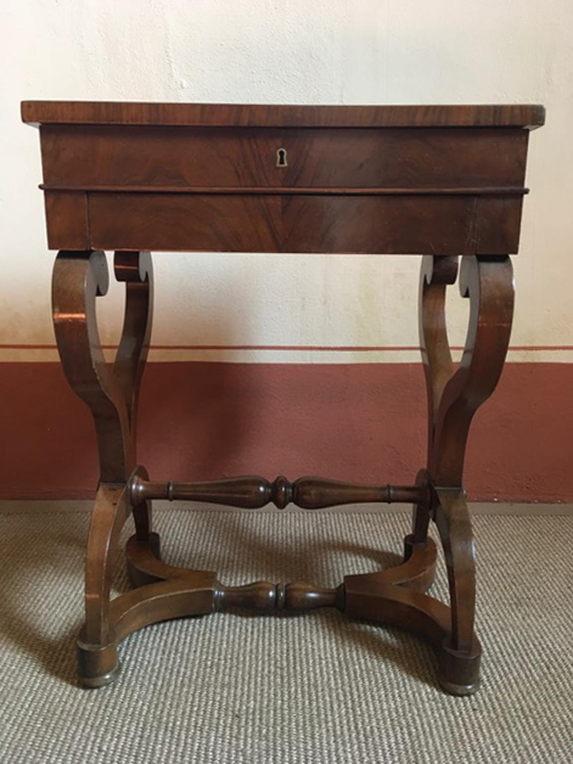 Italy Early 19th Century Walnut Vanity Table For Sale 3