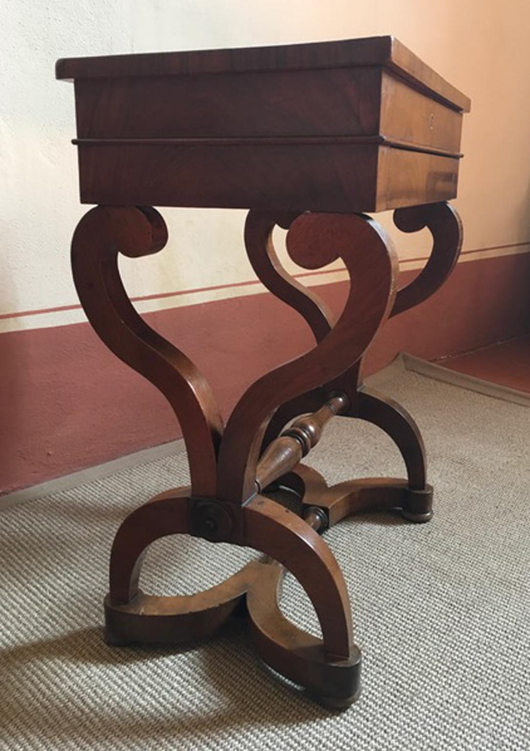 Italy Early 19th Century Walnut Vanity Table For Sale 6