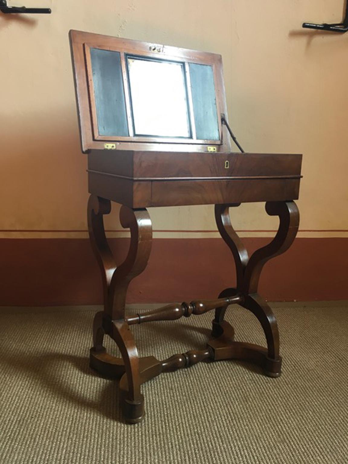 Italy Early 19th Century Walnut Vanity Table In Good Condition For Sale In Brescia, IT