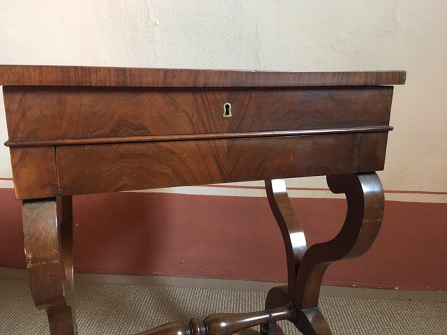 Italy Early 19th Century Walnut Vanity Table For Sale 2