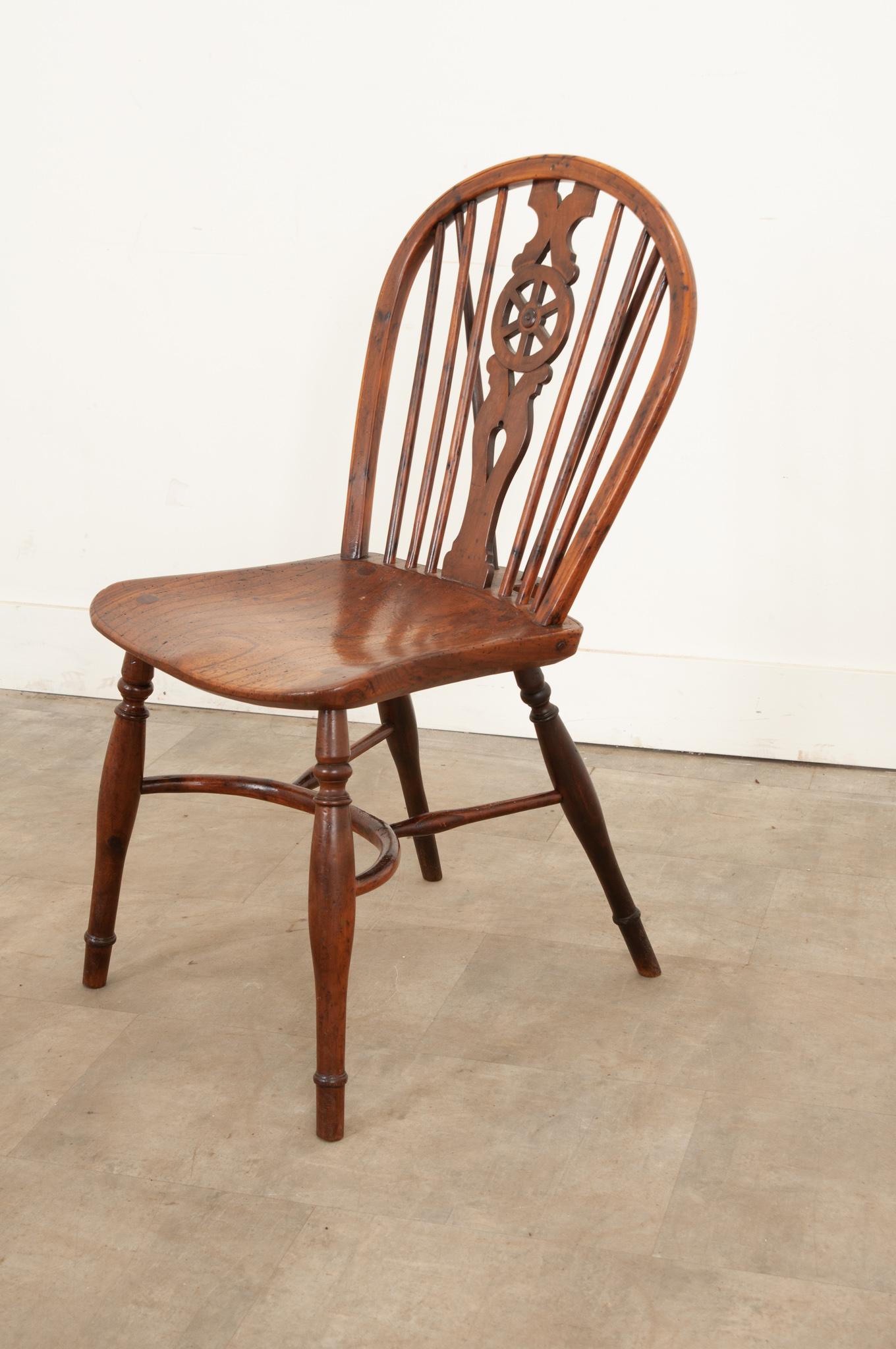  Ein hübscher Windsor-Stuhl aus Eiche aus dem frühen 19. Dieser um 1810 handgefertigte, attraktive Stuhl hat eine reifenförmige Rückenlehne mit einem wunderschönen, durchbrochenen Radrücken über einem gut geformten Sitz und eleganten, gedrechselten
