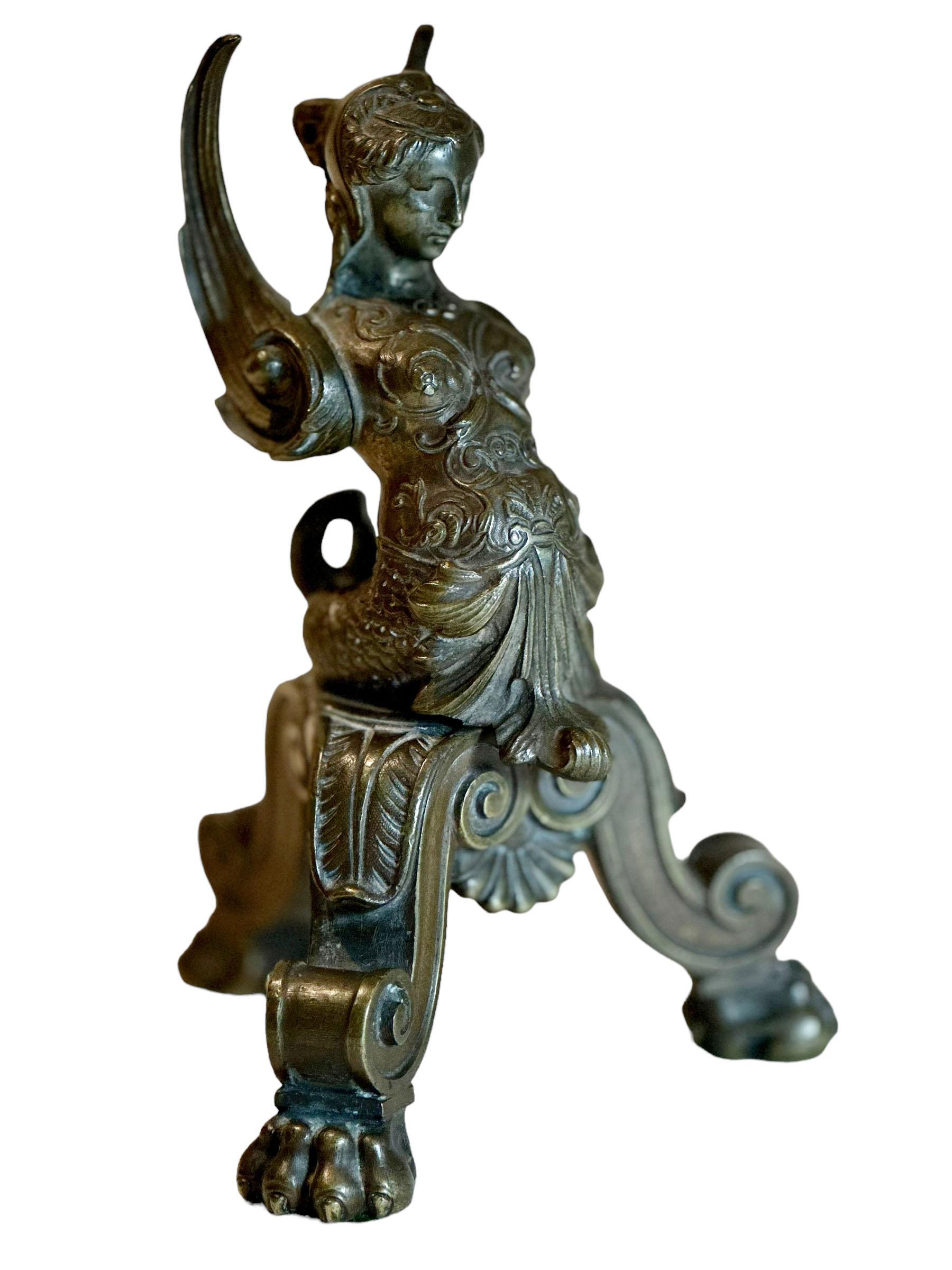 Si tratta di un capriccio in bronzo dell'inizio del XIX secolo in stile barocco. È una sirena con le ali e ha gambe a tripode con zampe di leone. Molto ben fuso in bronzo con molti dettagli.