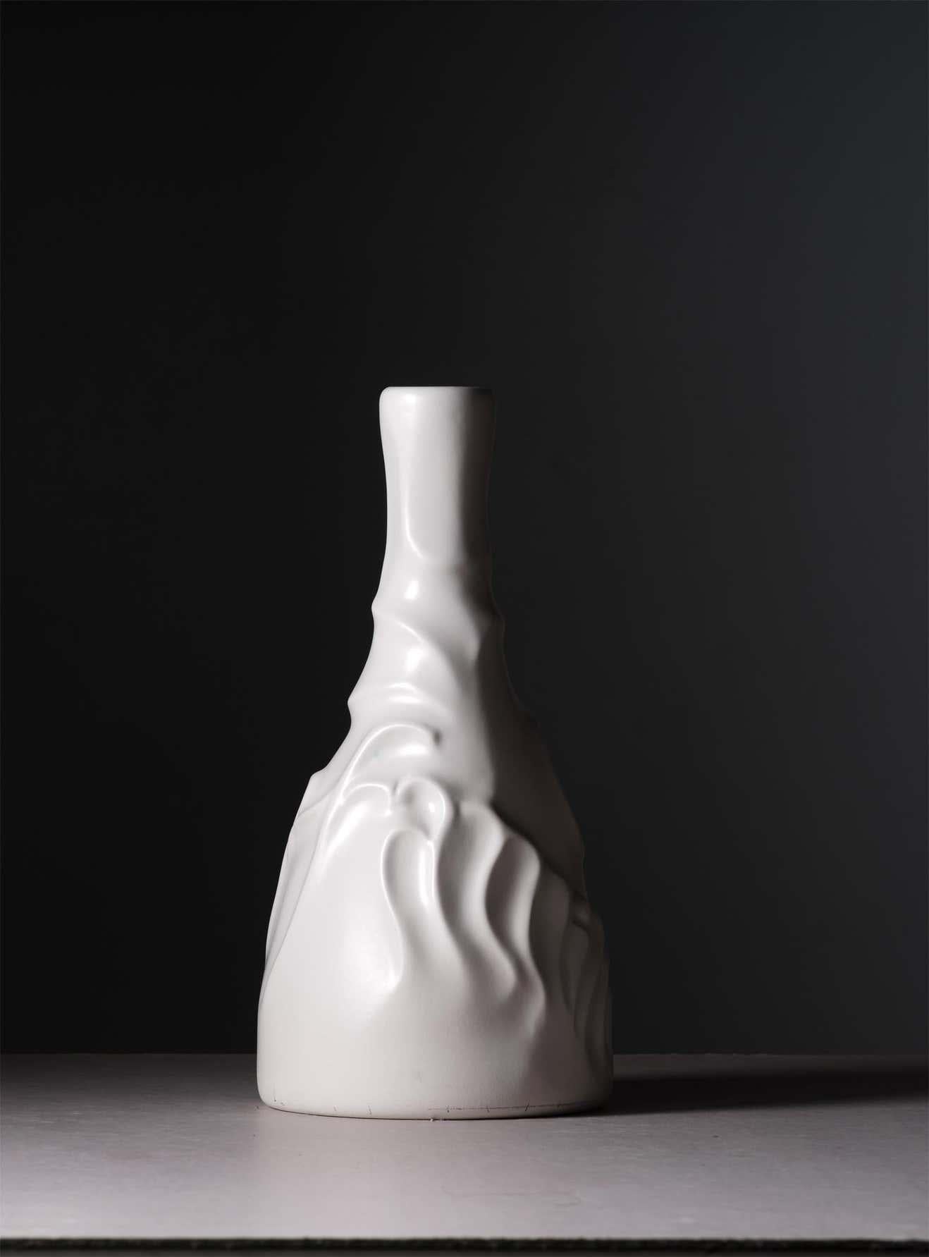Spagnolo Vaso a bottiglia Casa De Familia in ceramica bianca del primo Ottocento di Josep Mª Jujol in vendita