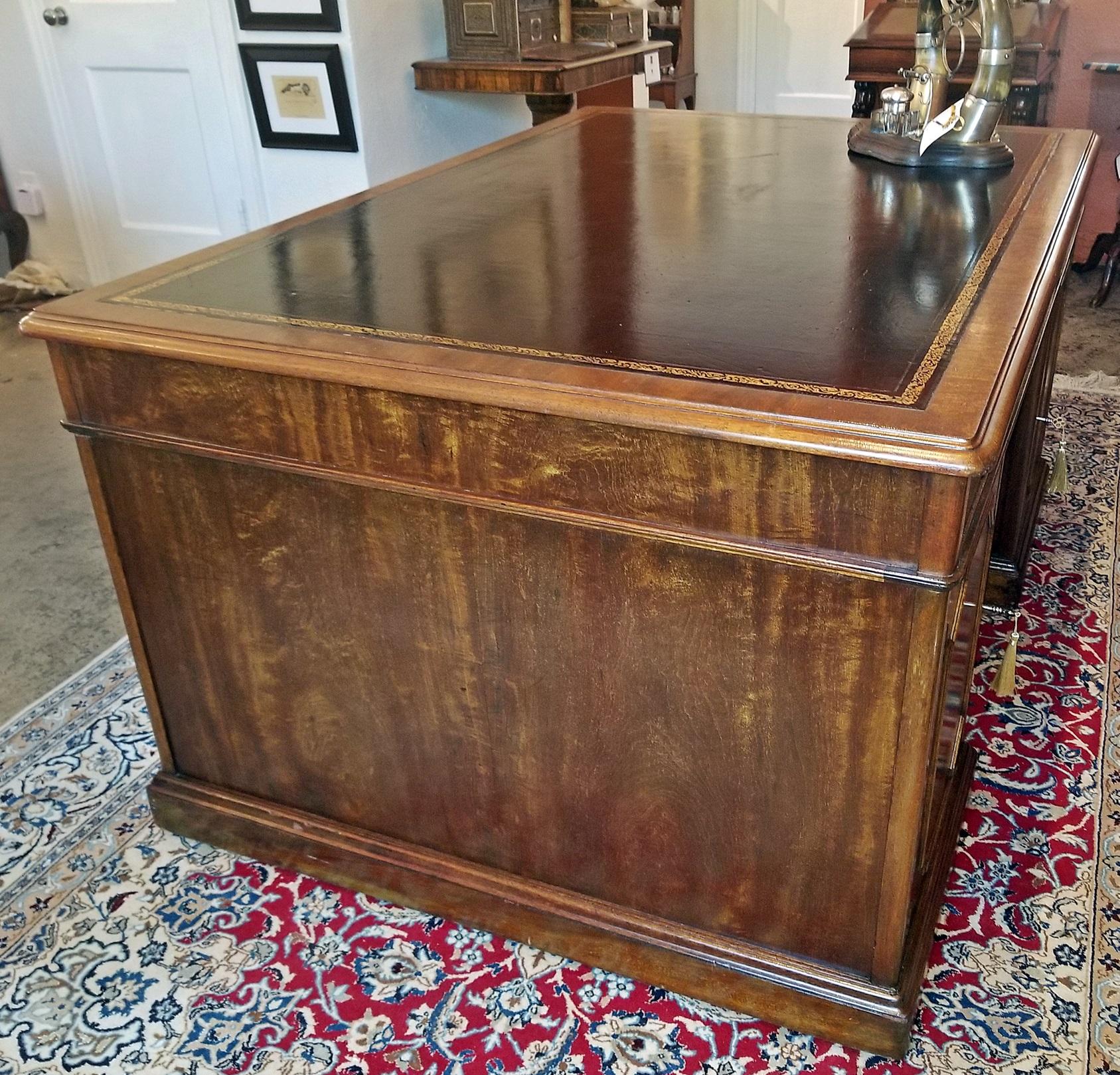 Hand-Crafted Early 19th Century William IV Mahogany Partners Desk