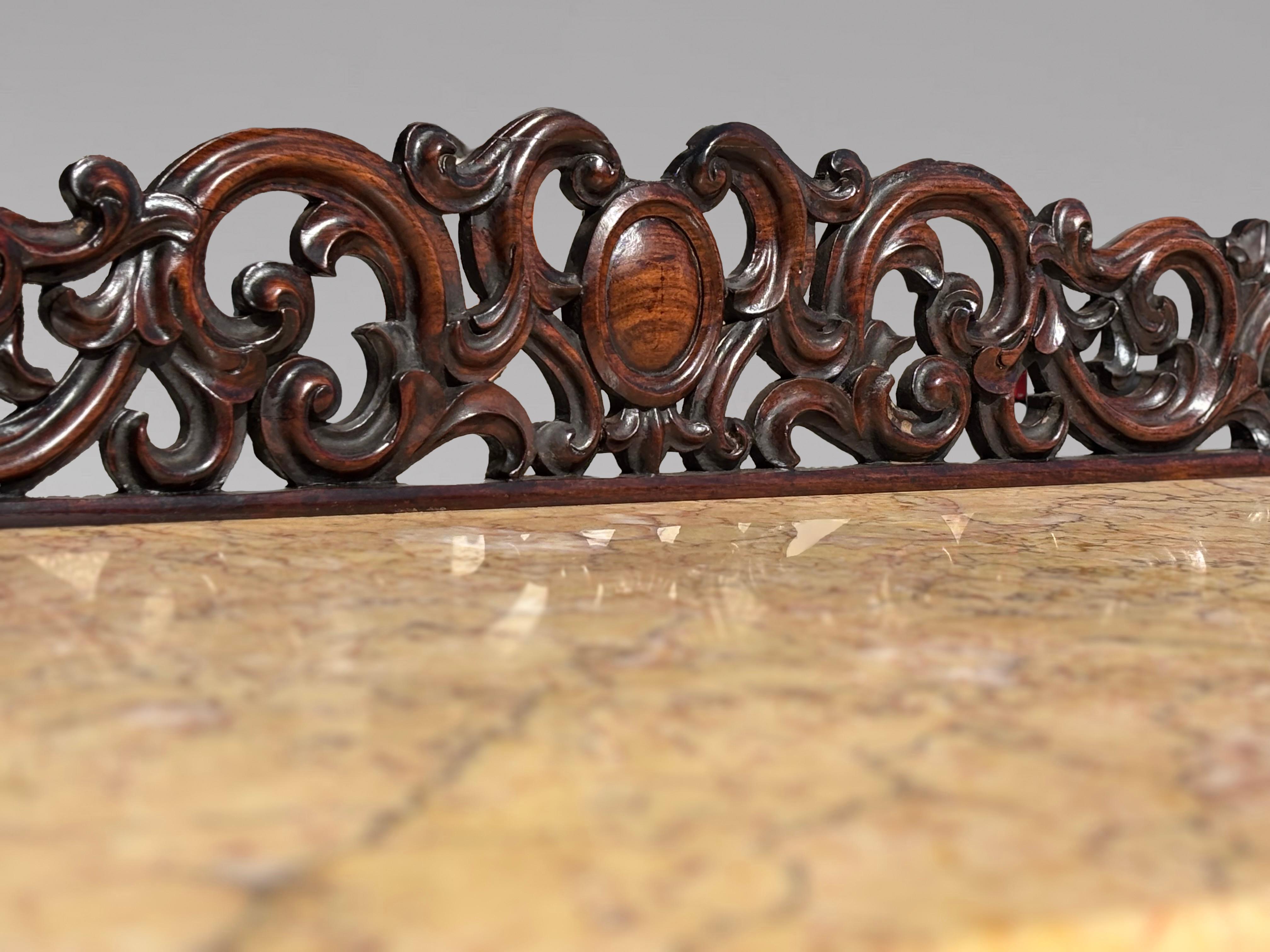 Consola con tapa de mármol de palisandro tallado de principios del siglo XIX, época de Guillermo IV en venta 1