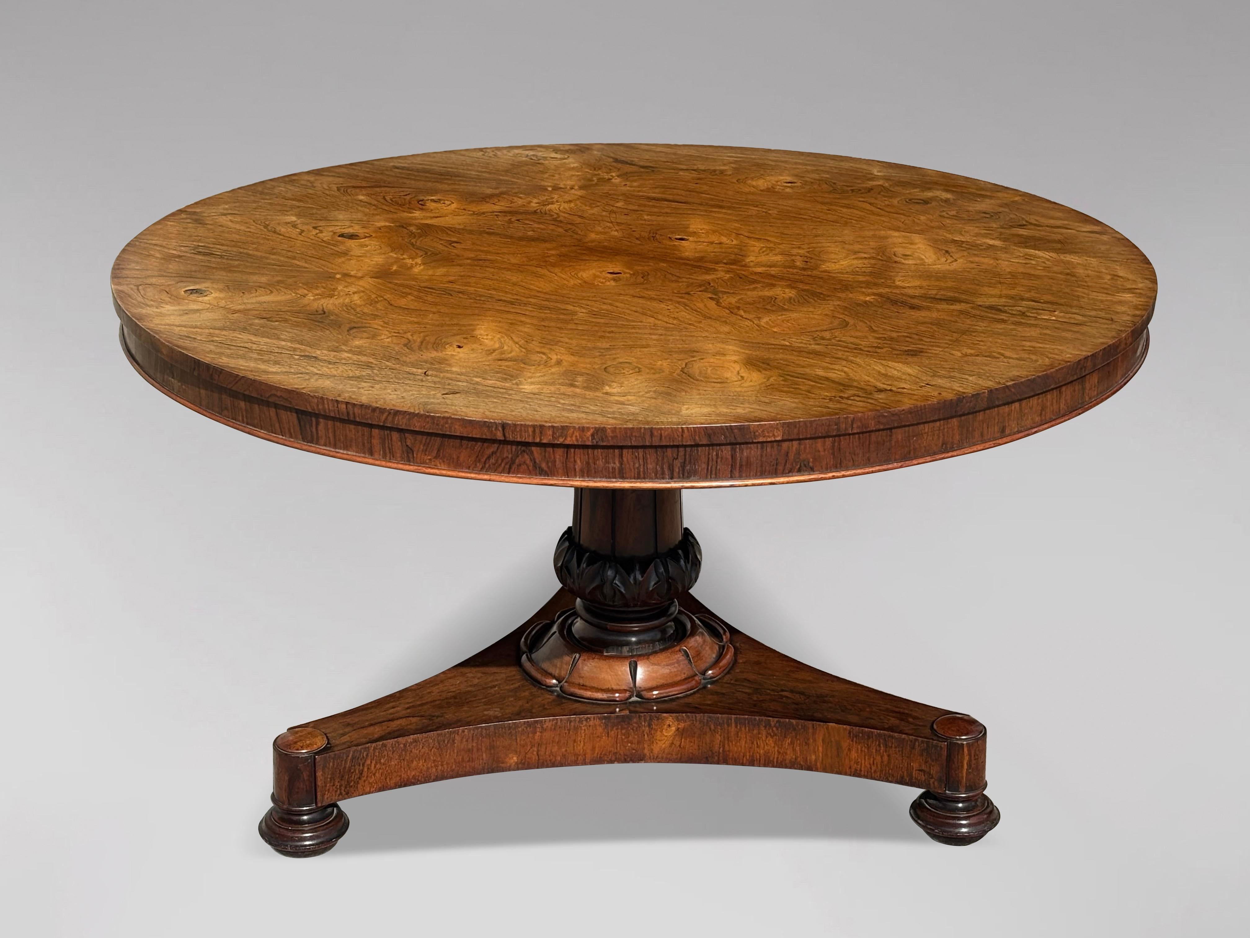 Table centrale en bois de rose d'époque William IV de qualité supérieure, à la patine et à la couleur dorée délavée

Cette table centrale du début du XIXe siècle, d'époque William IV, est fabriquée en bois de rose bien figuré et présente un plateau