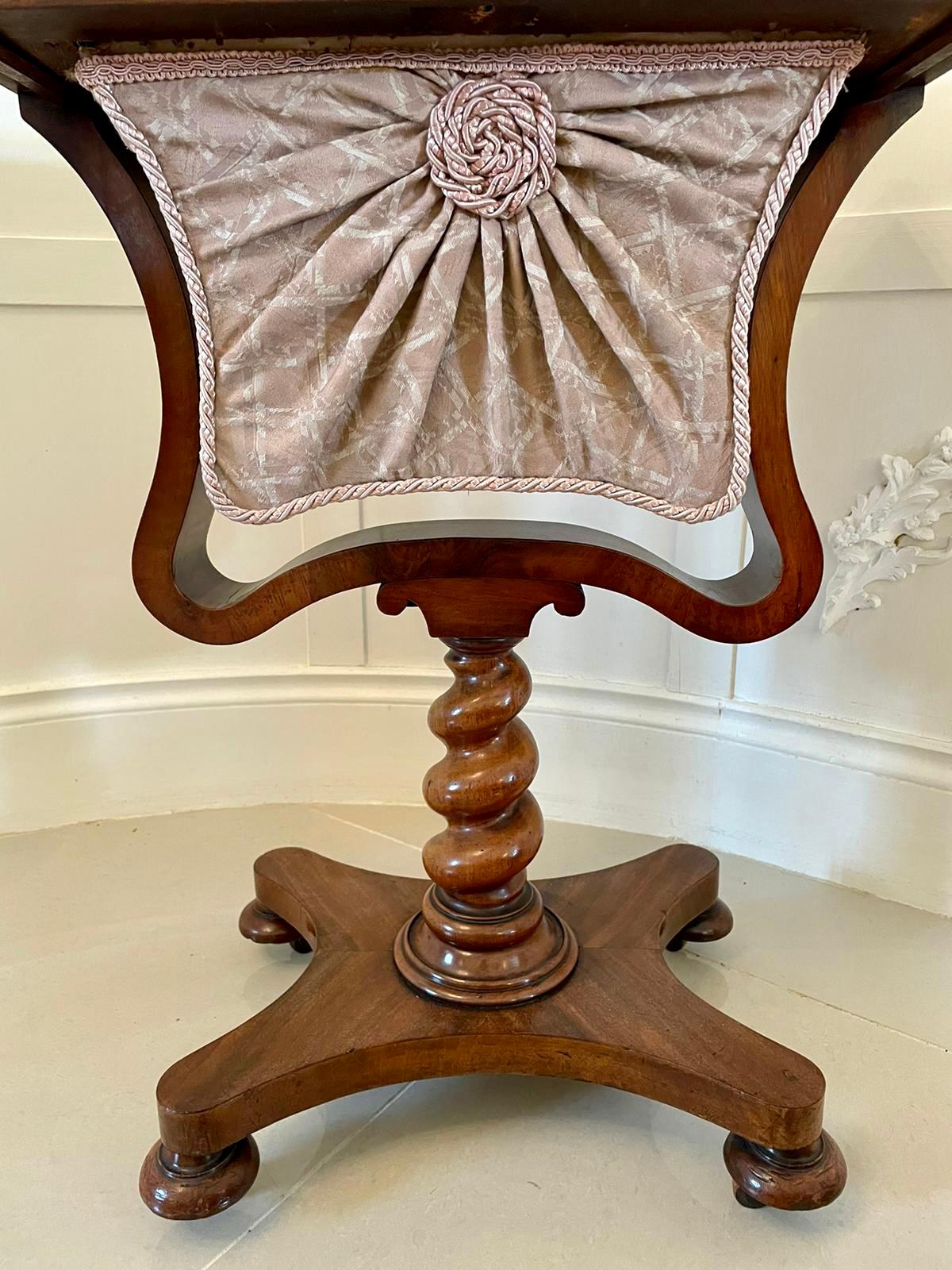 Inglese Tavolo da cucito con piano a scacchi in William Rosewood dell'inizio del XIX secolo in vendita