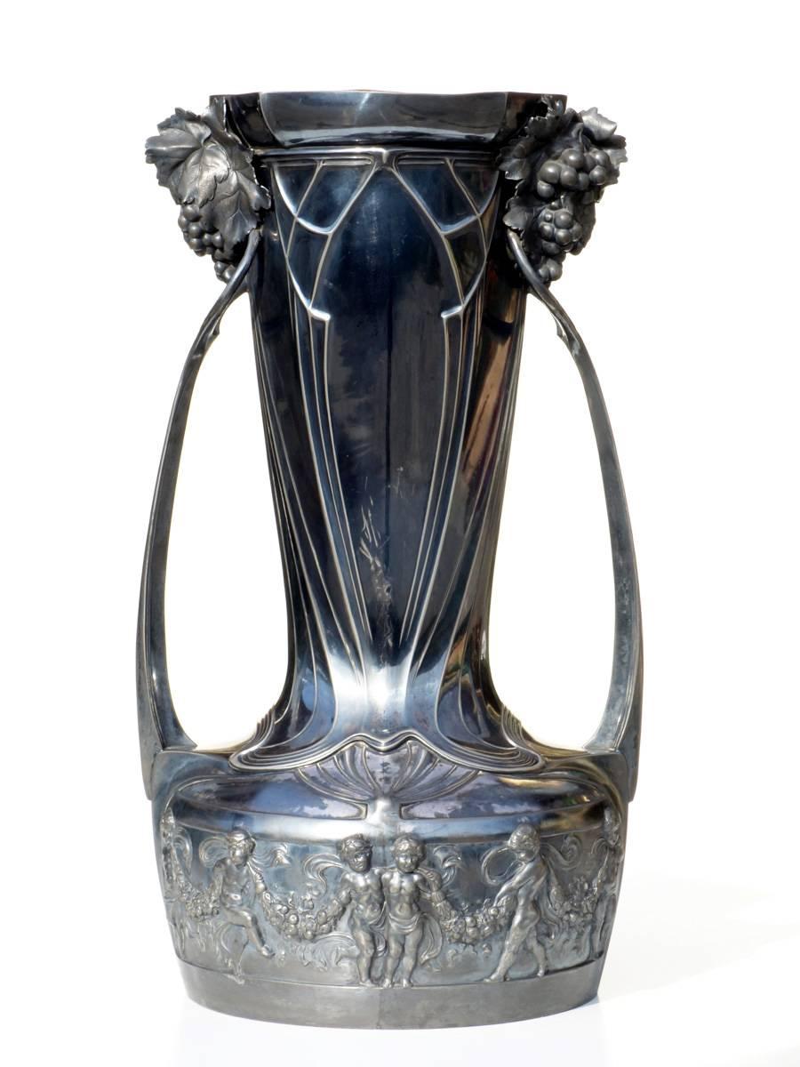 Vaso grande in stile Art Nouveau
Albert Mayer
WMF
Germania, 1900-1910

In metallo argentato con un vaso rimovibile in ottone all'interno 
Condizioni eccellenti.
Marchio WMF impresso