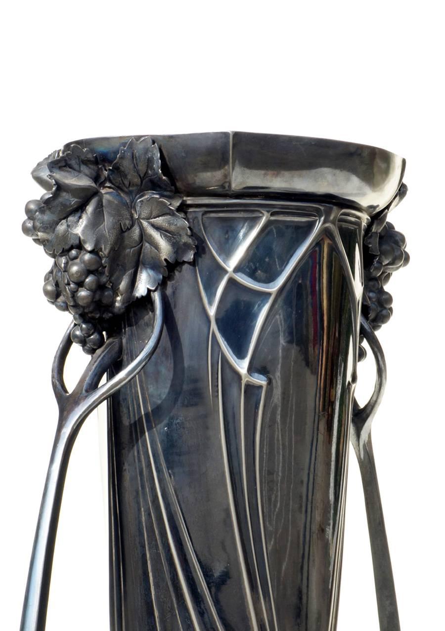 Vaso in metallo argentato grande di inizio XIX secolo WMF Albert Mayer Art Nouveau Jugendstil In condizioni ottime in vendita a Brescia, IT