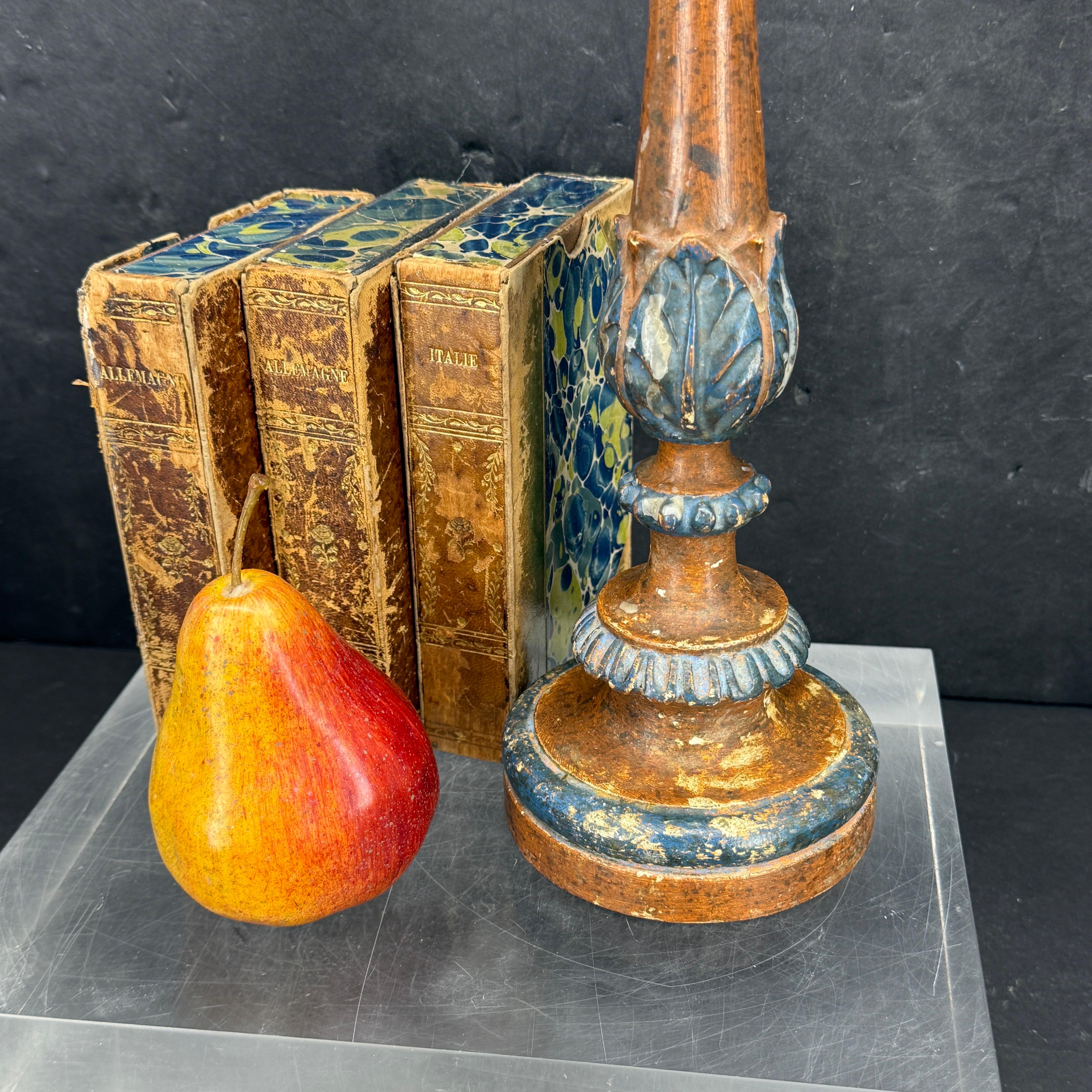 Intagliato a mano Early 19th Century Italian Wood Painted Gilded Candlestick Pricket in vendita