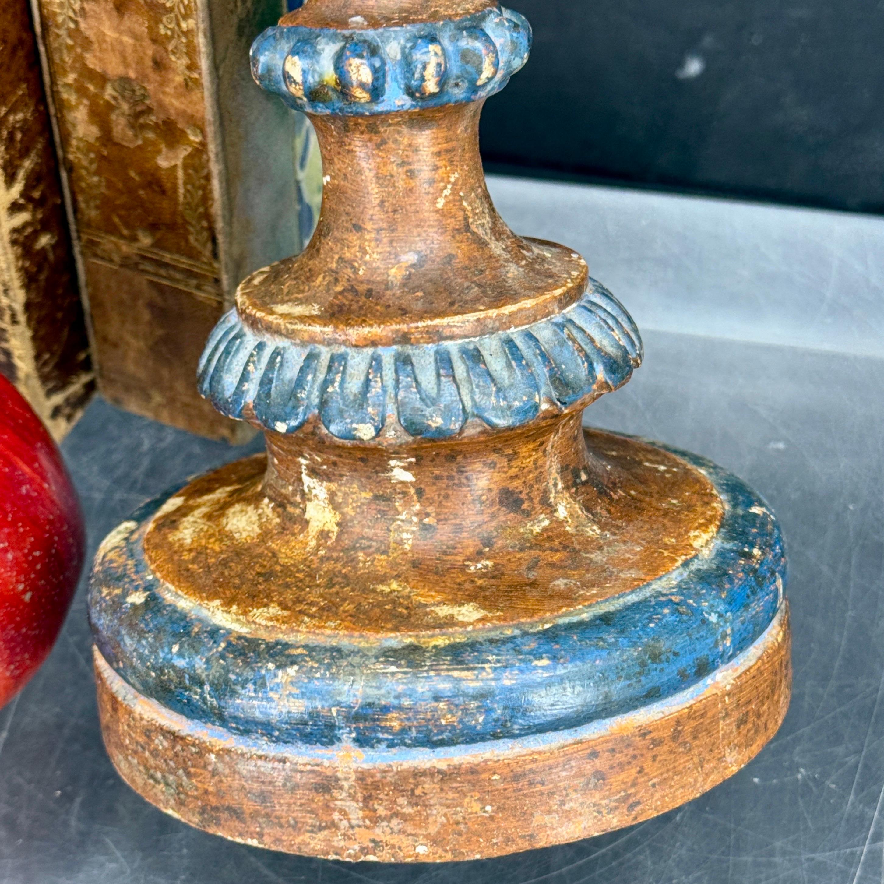 Early 19th Century Italian Wood Painted Gilded Candlestick Pricket in vendita 1