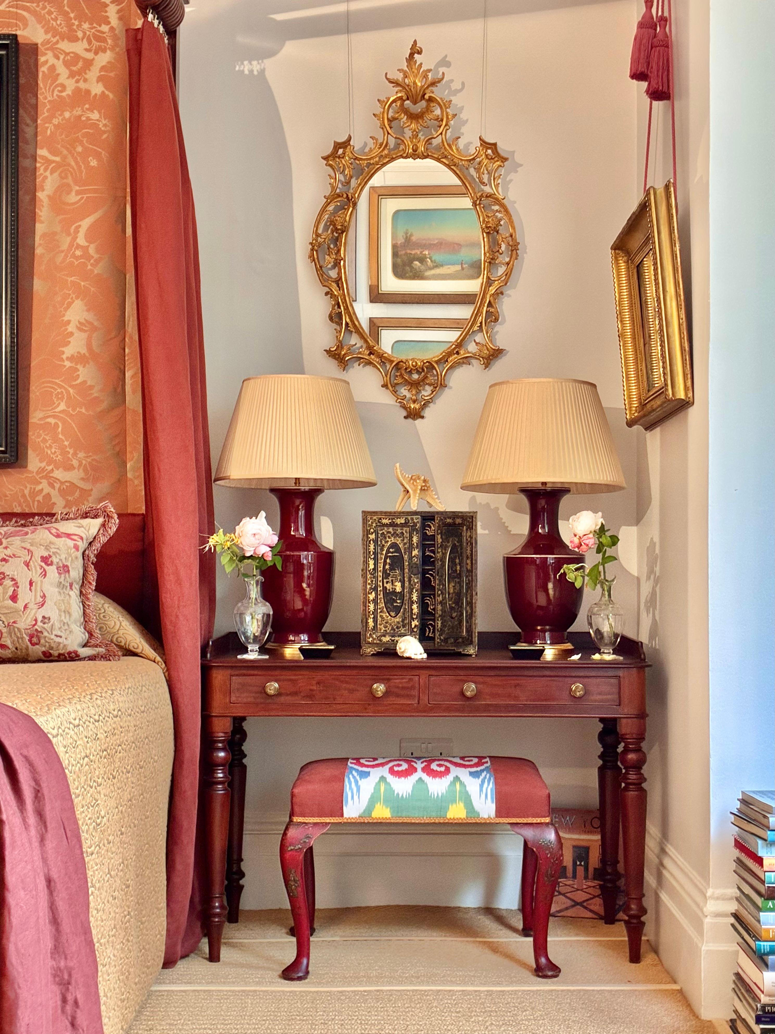 Una bonita y útil mesa auxiliar o de escritorio de principios del siglo XIX de la mejor madera de Santo Domingo. Vetas y colores de madera raros y muy apreciados.

Inglés, hacia 1830.

Por qué nos gusta

Nos encanta la elegante sencillez de esta