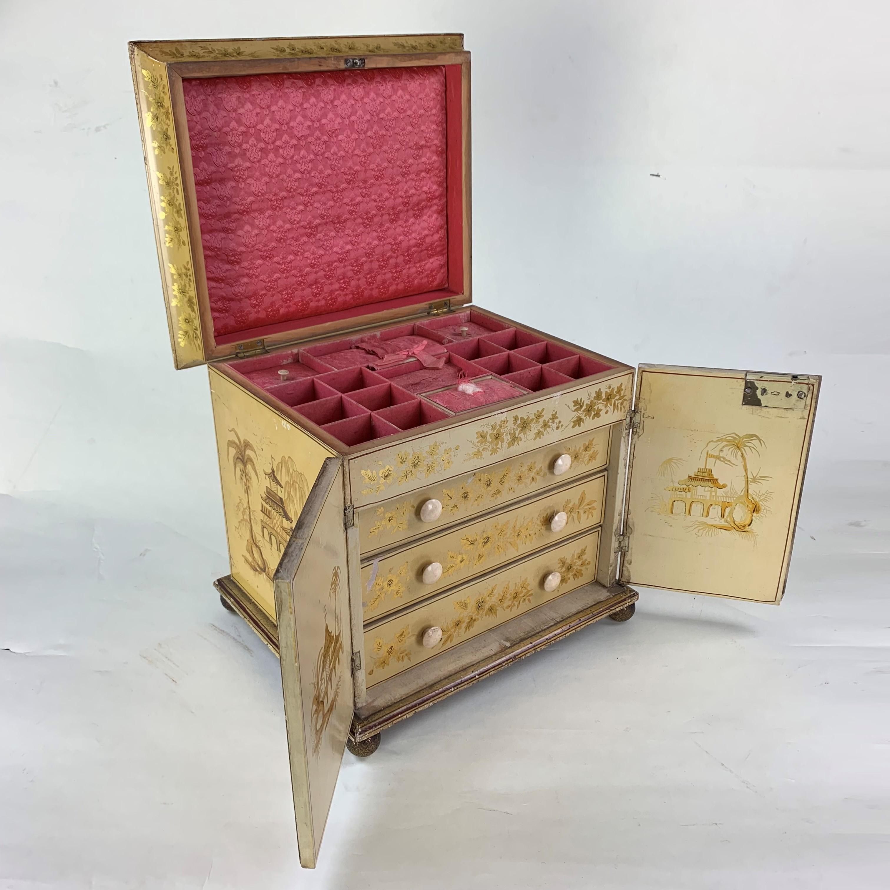 Eine seltene und außergewöhnliche gelbe, chinoiserieverzierte Arbeitsbox aus dem frühen 19. Jahrhundert, deren aufklappbarer Deckel wunderschön mit einem orientalischen 'Tuhau' oder Würdenträger verziert ist, der mit zwei Dienern in einem Tempel