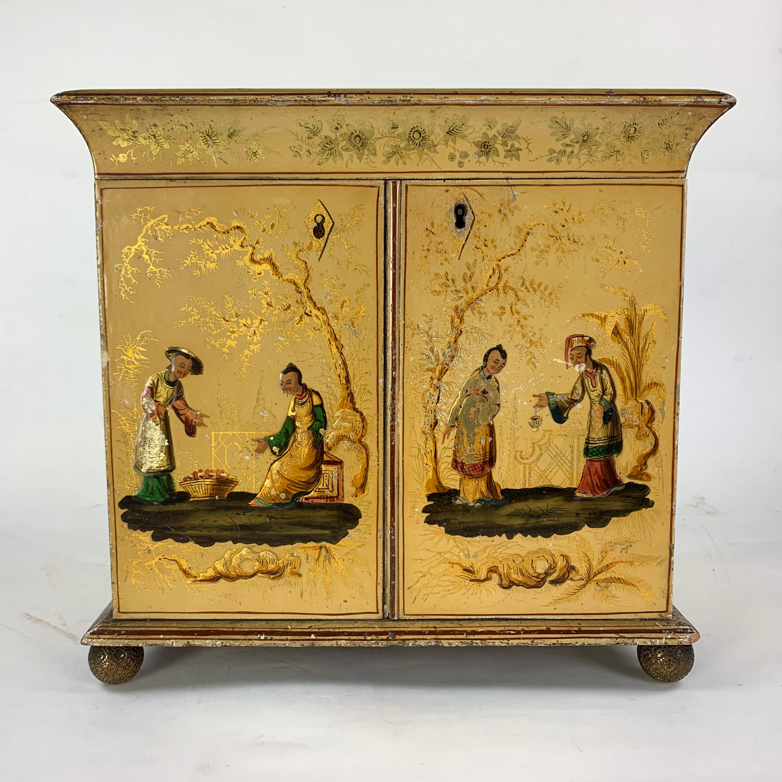 Européen Boîte de travail en japan jaune du début du XIXe siècle en vente