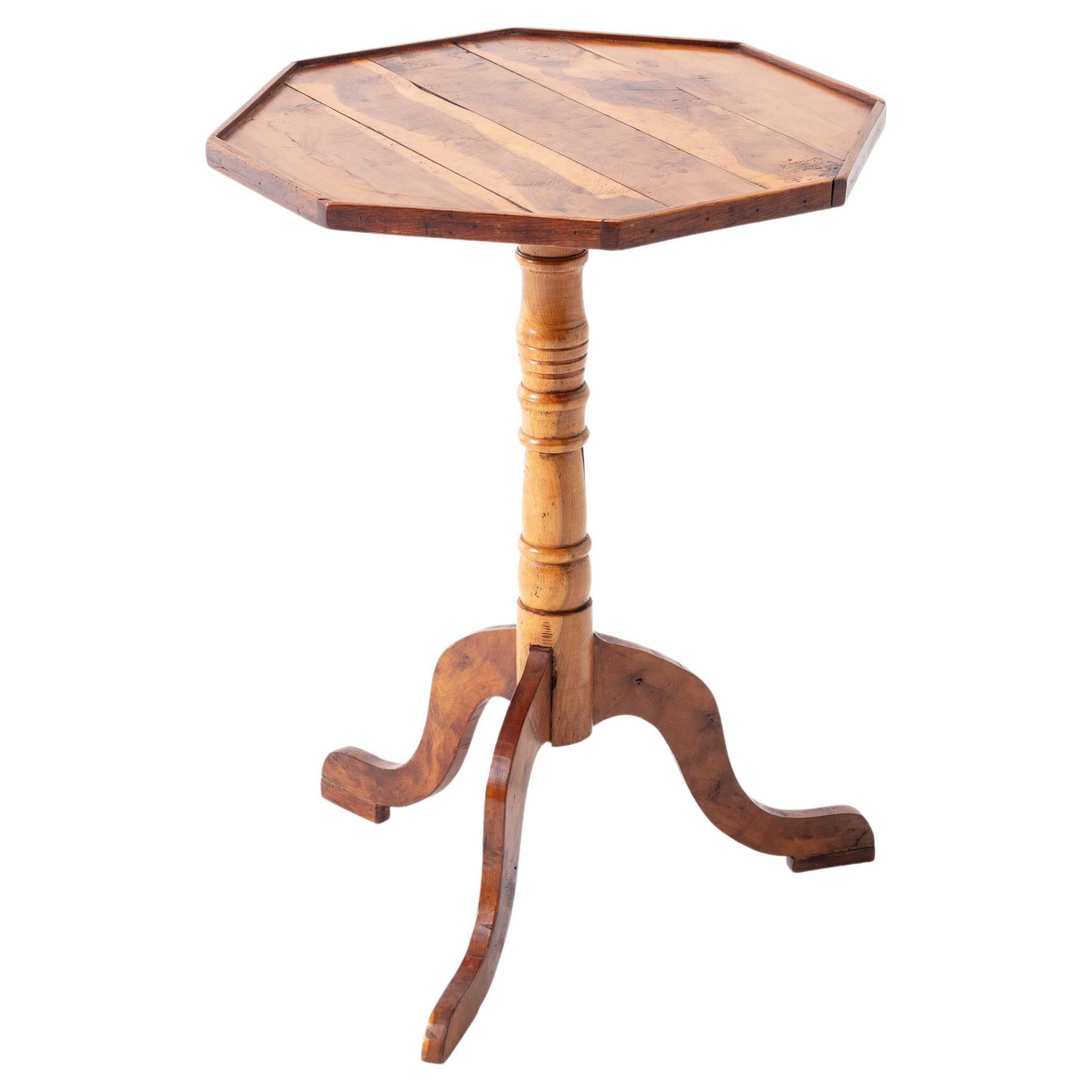 Dreibein-Tisch aus Eibenholz aus dem frühen 19. Jahrhundert