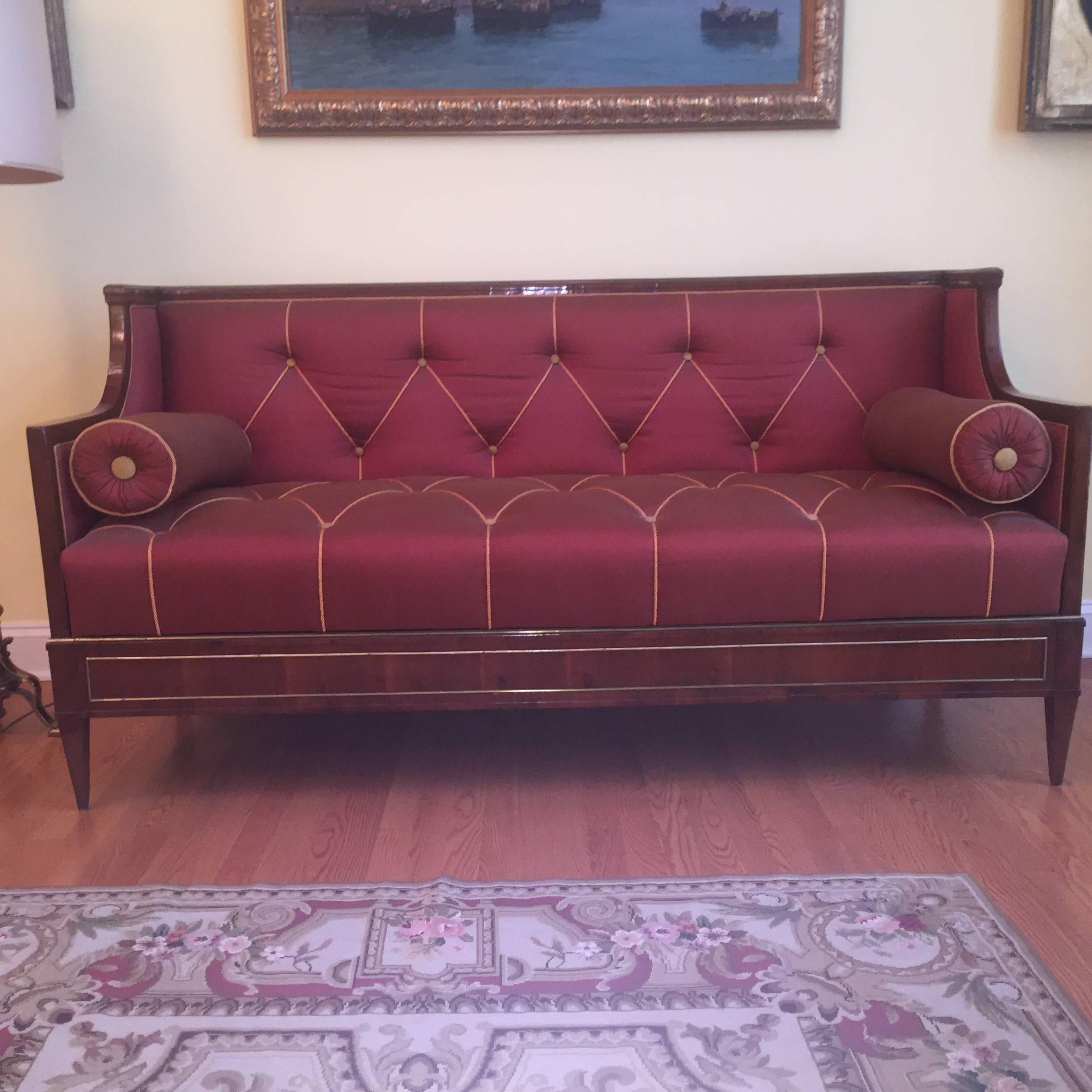 Early 19th Century Yew Wood Baltic Empire Sofa In Excellent Condition For Sale In Lambertville, NJ