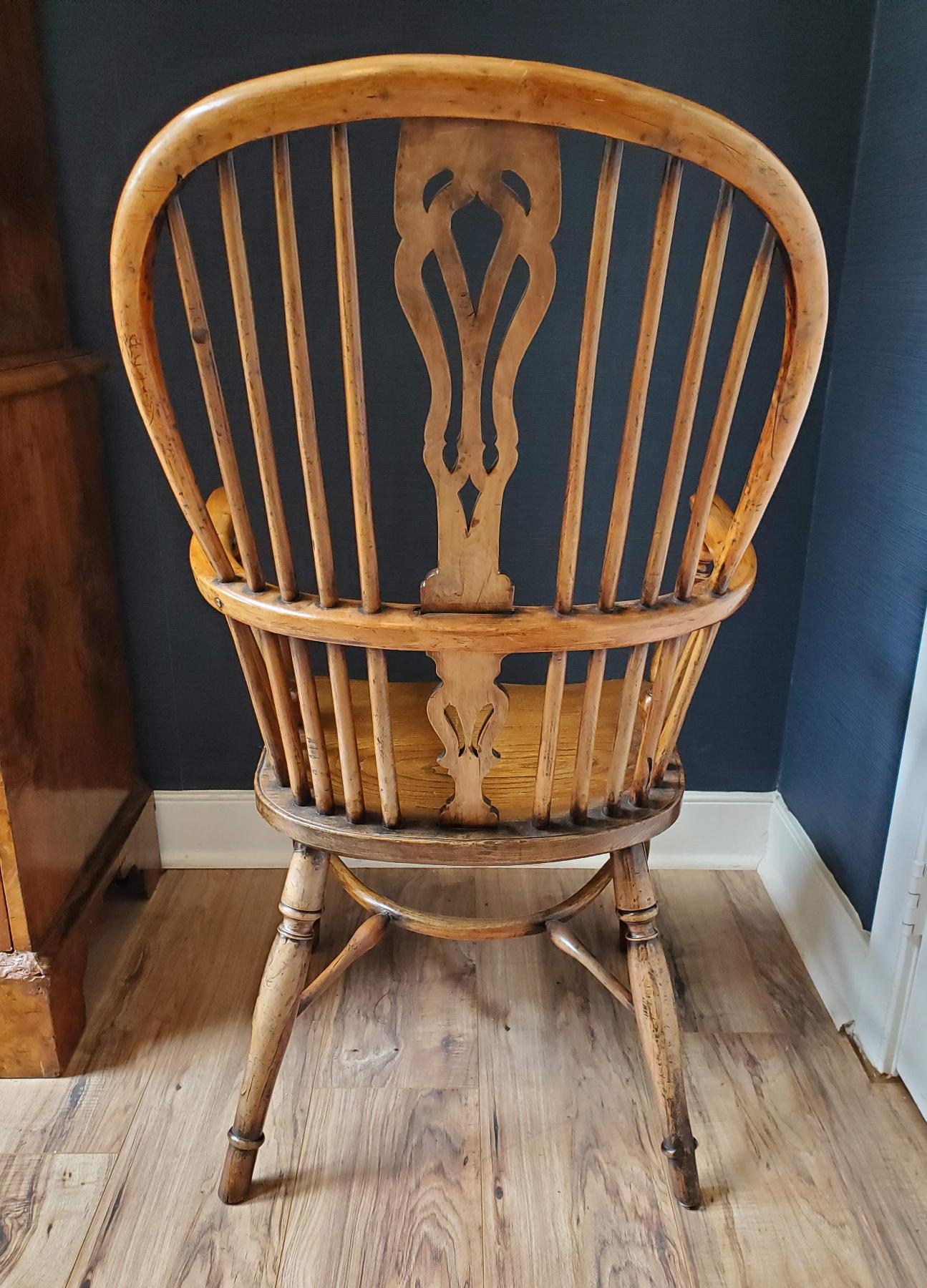 Early 19th Century Yew Wood English George III “Bow Back” Windsor Armchair In Good Condition In Middleburg, VA