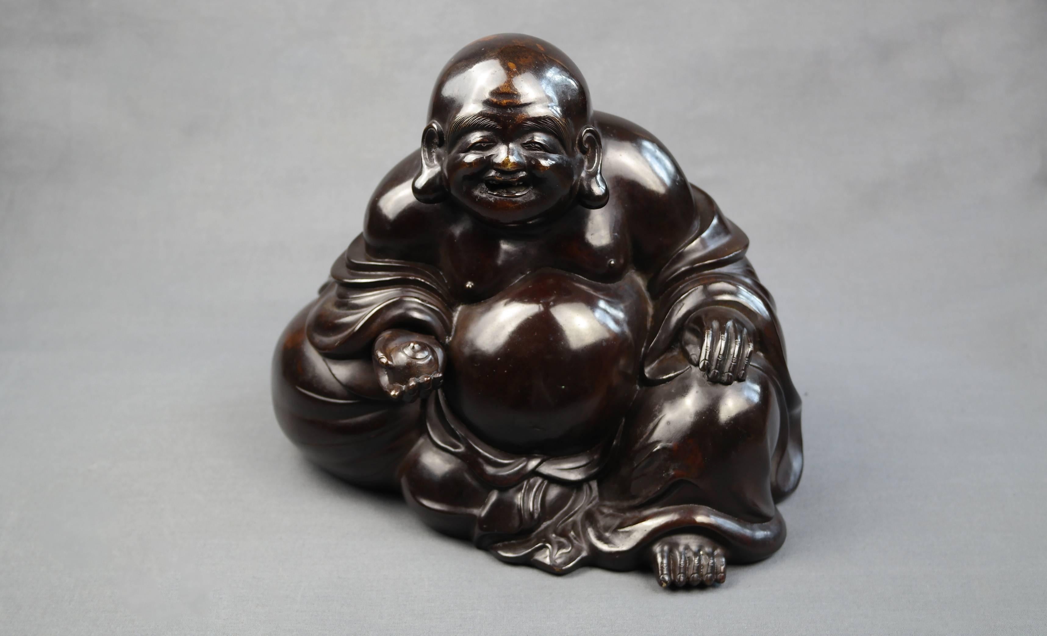 History recorded Hotei as an eccentric Zen monk who lived a peripatetic life during the later Liang Dynasty. His name ‘Hotei’, literately meaning ‘cloth sack’, derives from an iconic image of him carrying a large sack that he used to wander around
