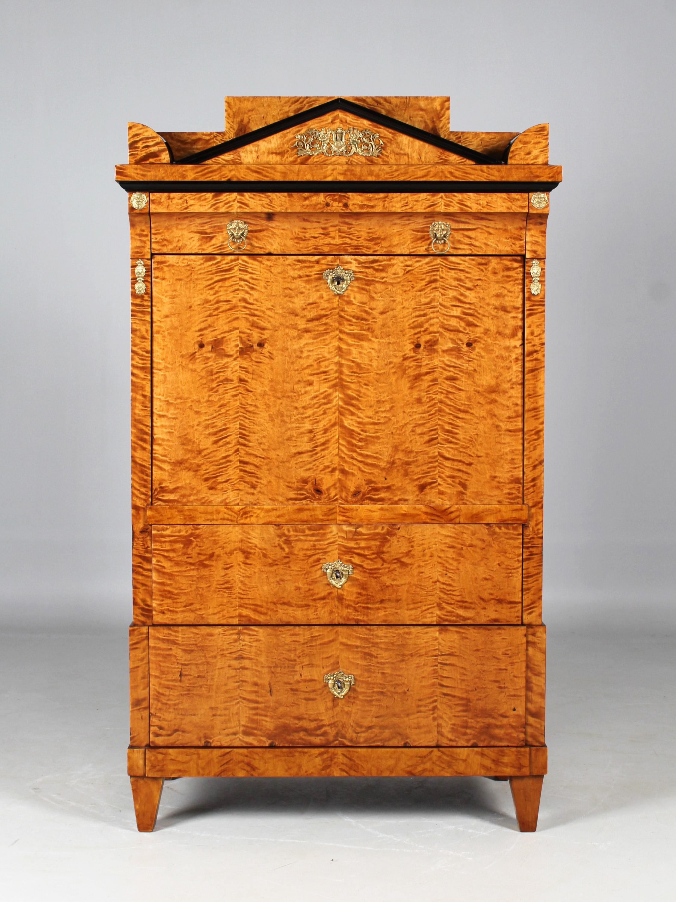 North Germany / Prussia
Birch
Biedermeier / Empire around 1815

Dimensions: H x W x D: 174 x 102 x 55 cm

Description:
Very exclusive secretary from the Prussian North German Biedermeier period around 1815.

Piece of furniture standing on