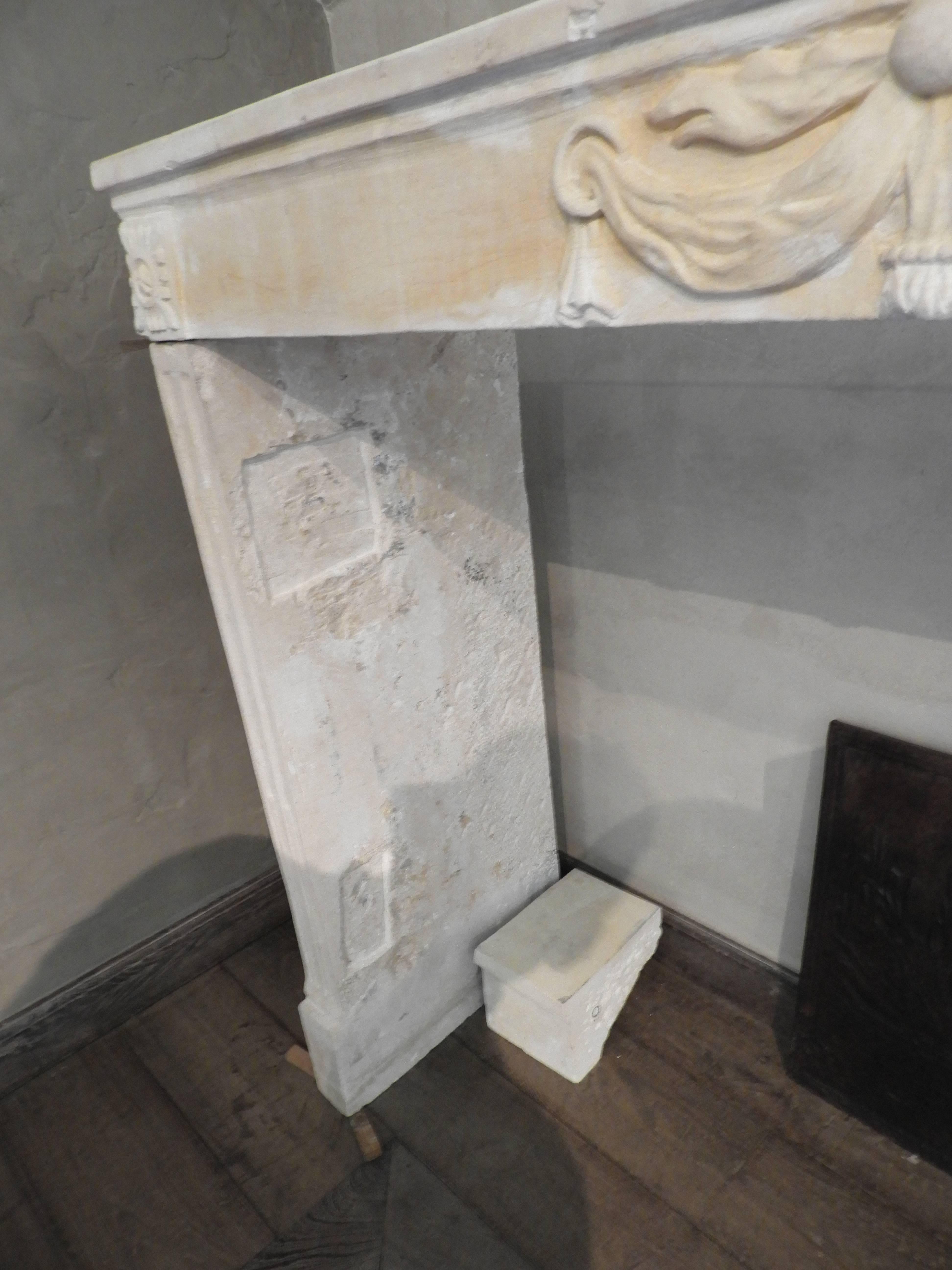 Early 19th-Late 18th Century Louis XV Fireplace in French Limestone  In Good Condition In Zedelgem, BE