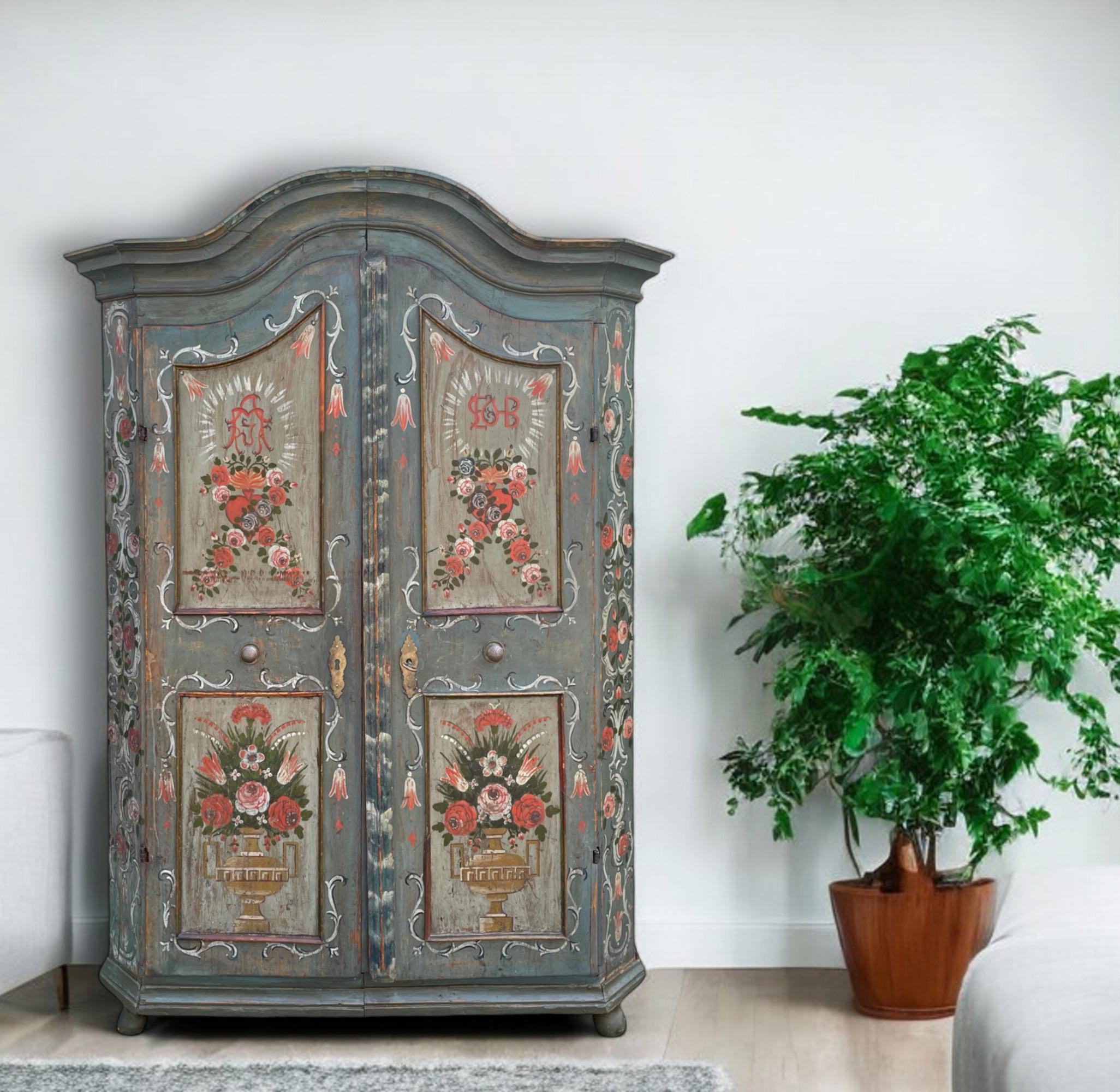 Early 19th Light Blue Floral Painted Cabinet In Good Condition For Sale In Vo', Veneto
