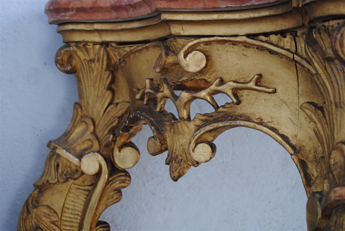 Konsole im Louis-XV-Stil des frühen 19. Jahrhunderts aus vergoldetem Holz mit Marmorplatte im Angebot 1