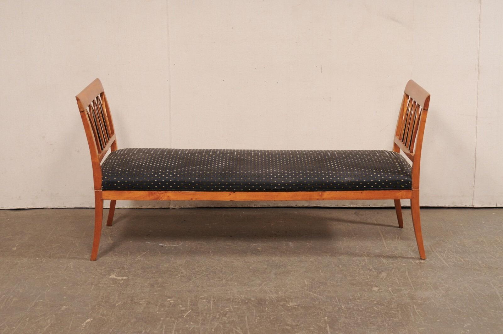 Early 19th Sofa Bench from Lindome, Sweden In Good Condition For Sale In Atlanta, GA