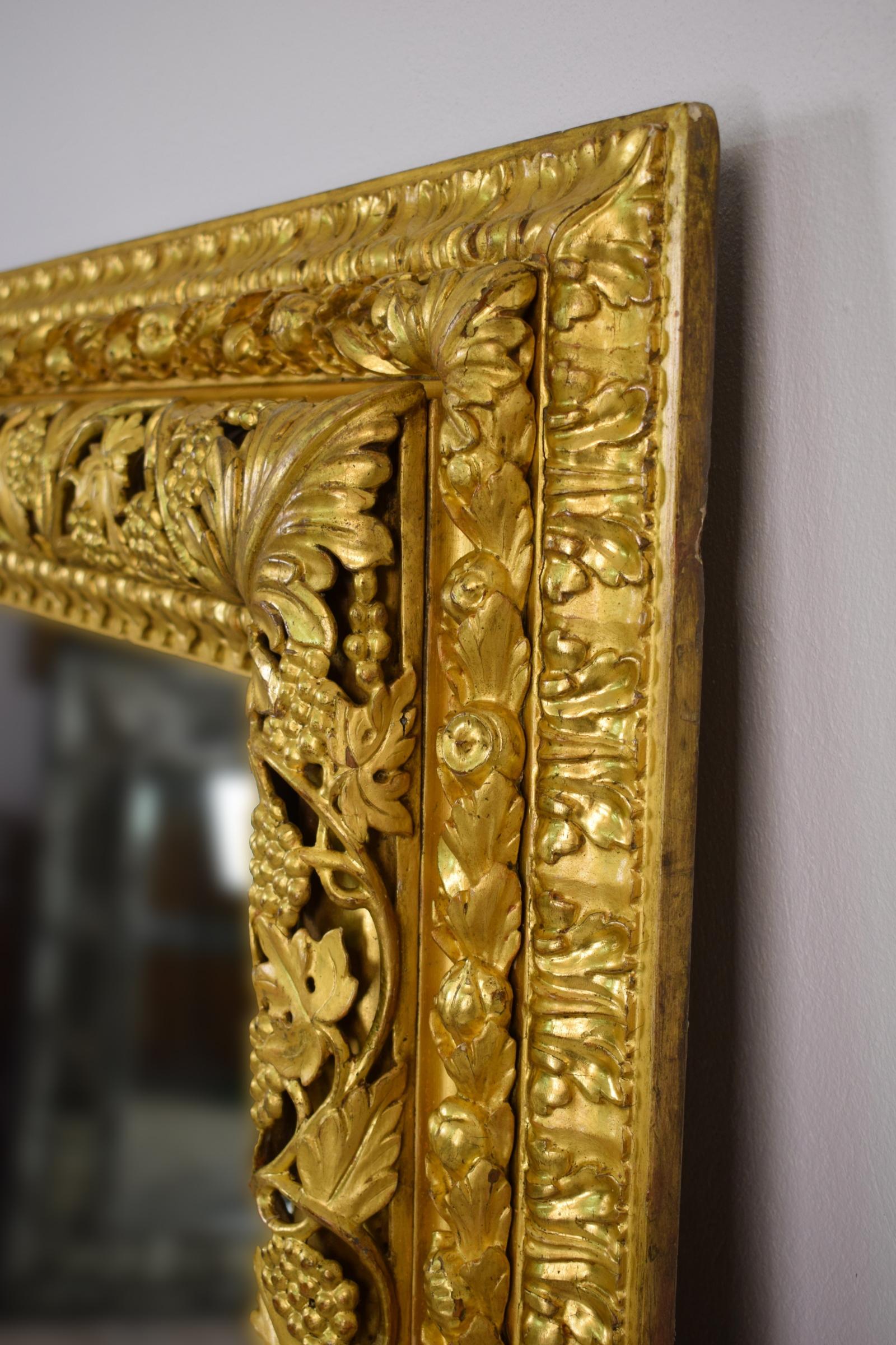Früher 19. venezianischer rechteckiger Spiegel mit Schnitzerei und Vergoldung (19. Jahrhundert) im Angebot