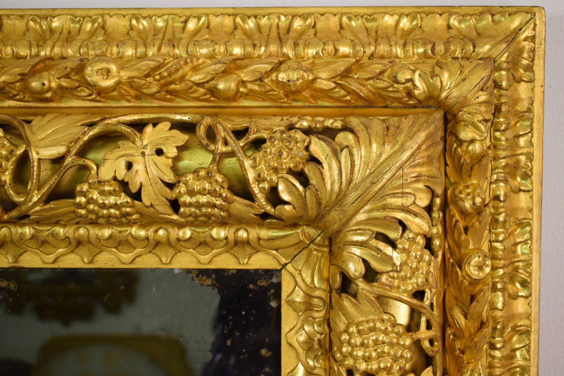 Früher 19. venezianischer rechteckiger Spiegel mit Schnitzerei und Vergoldung (Vergoldetes Holz) im Angebot