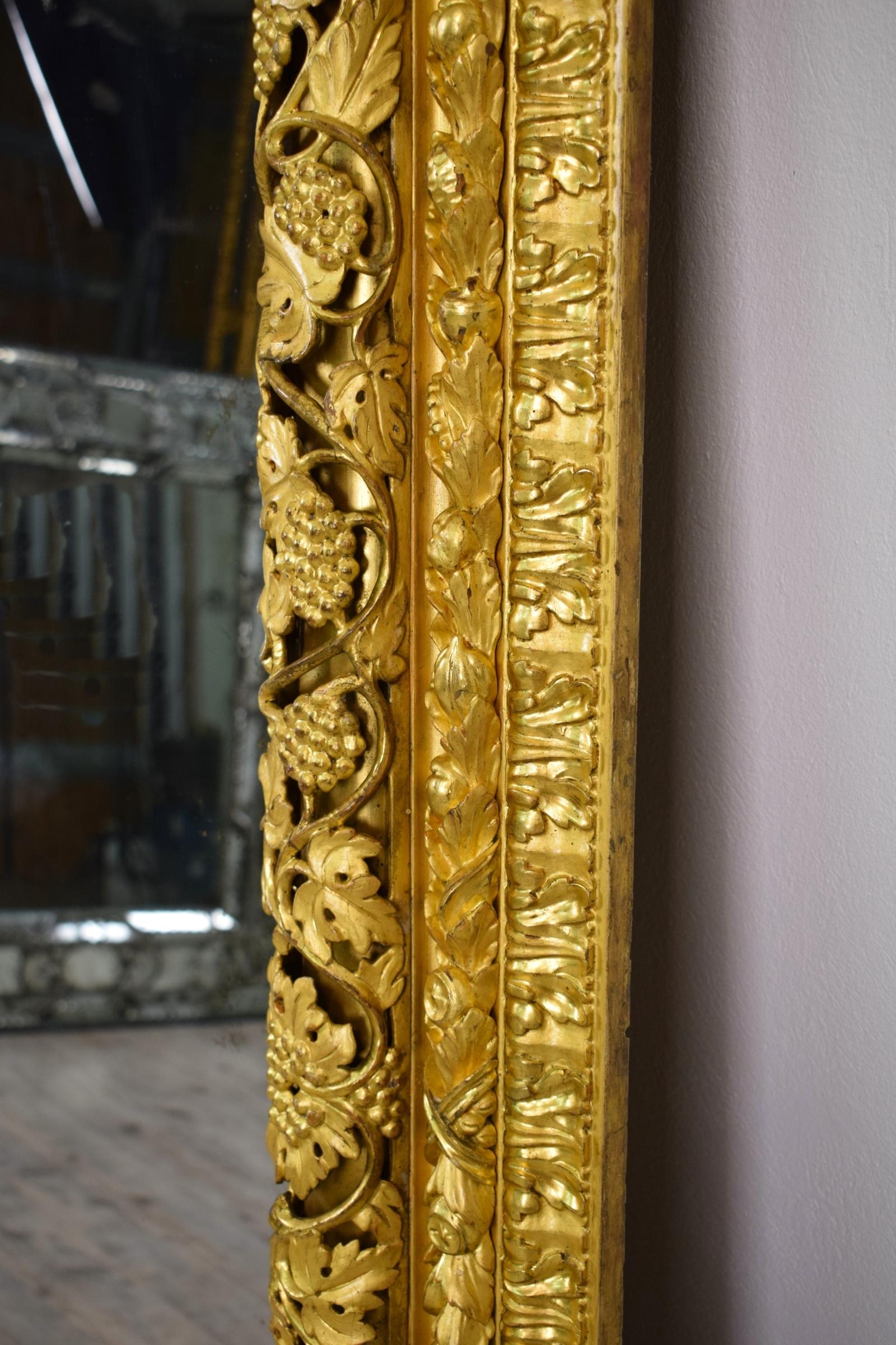 Früher 19. venezianischer rechteckiger Spiegel mit Schnitzerei und Vergoldung im Angebot 1