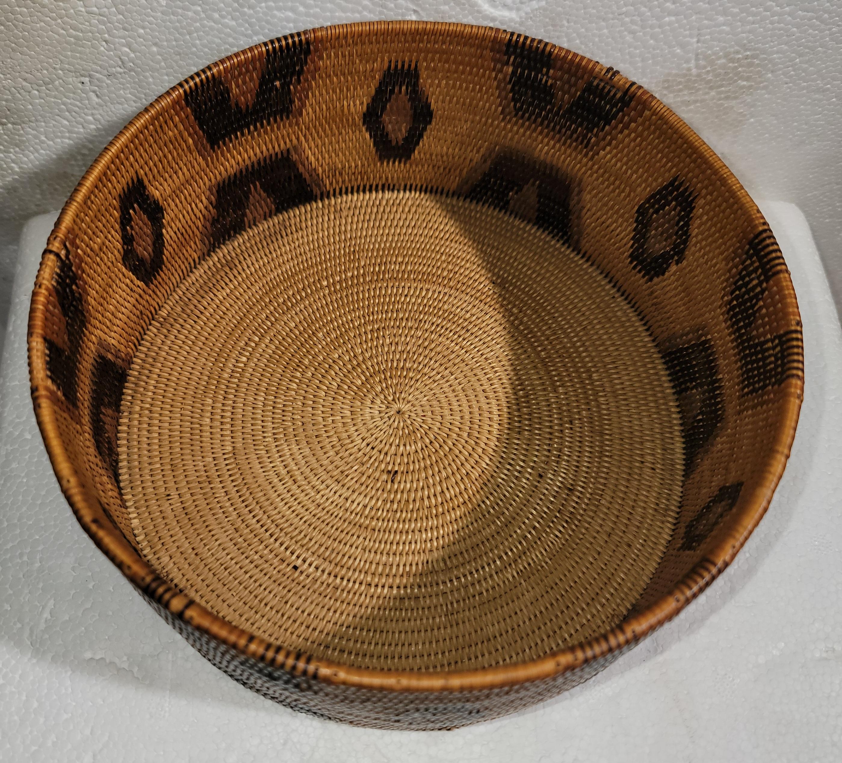 Questo bel cesto con coperchio del XIX secolo, tessuto a mano dagli Indiani d'America, è in ottime condizioni e si trova in una collezione privata di cesti indiani.