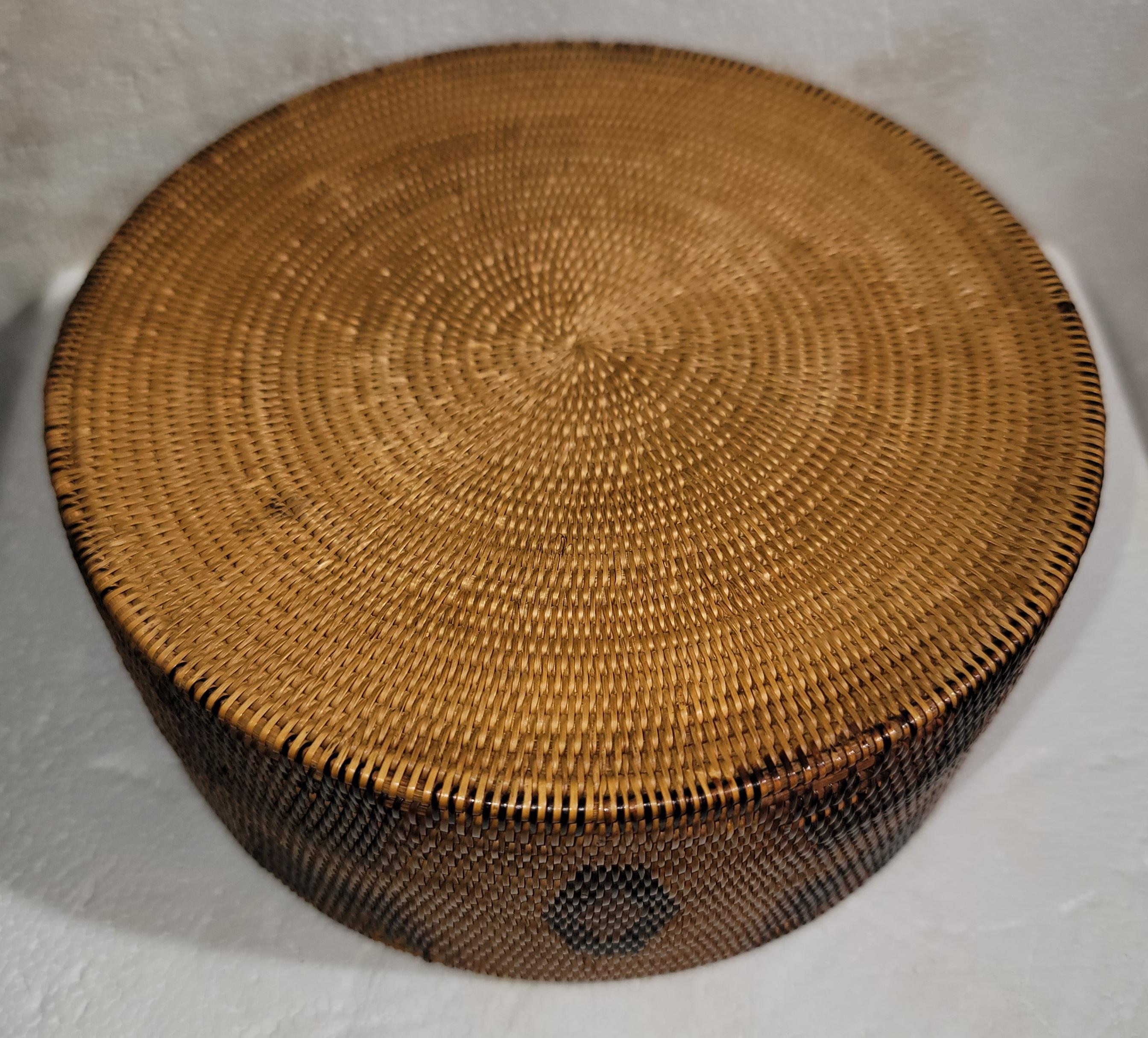 Early 19thc American Indian Lidded Basket In Good Condition For Sale In Los Angeles, CA