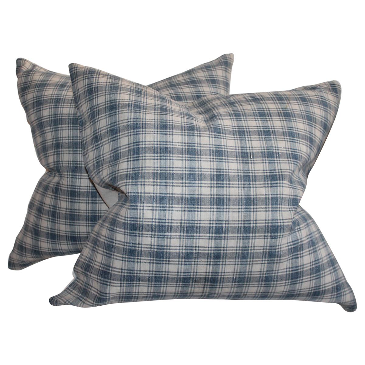 Cuscini di lino Homespun bianchi e blu dell'inizio del XIX secolo, coppia