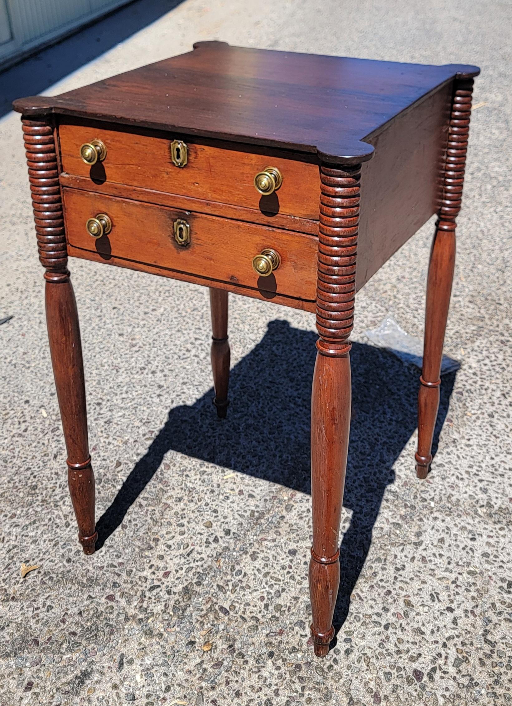 Table de nuit en bois de cerisier du 19e siècle avec des ferrures en laiton. Les coins en forme de sucette faits à la main sont un merveilleux choix de design. 
Excellent état.