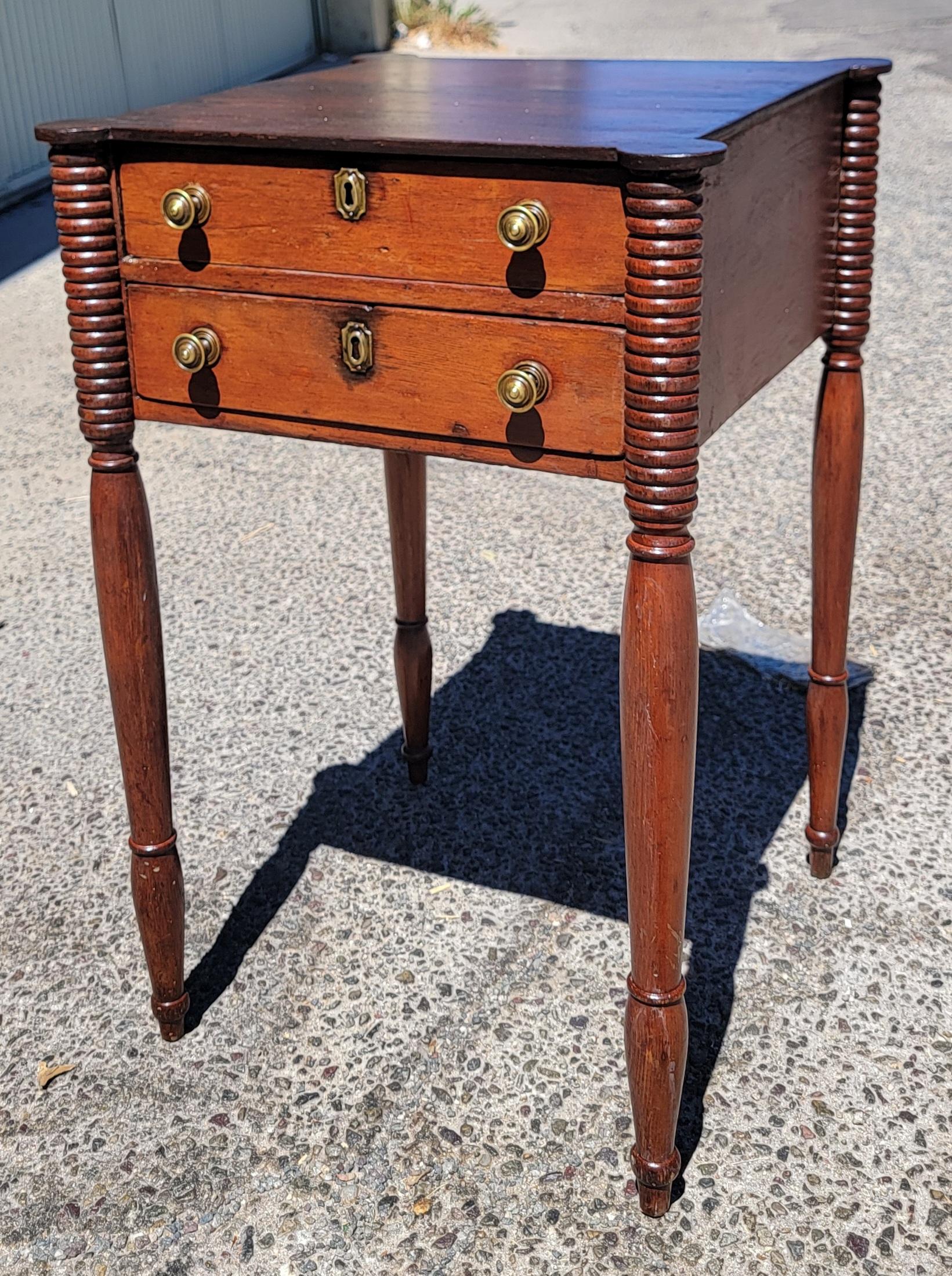 Meuble à deux tiroirs en bois de cerisier du début du 19e siècle Bon état - En vente à Los Angeles, CA