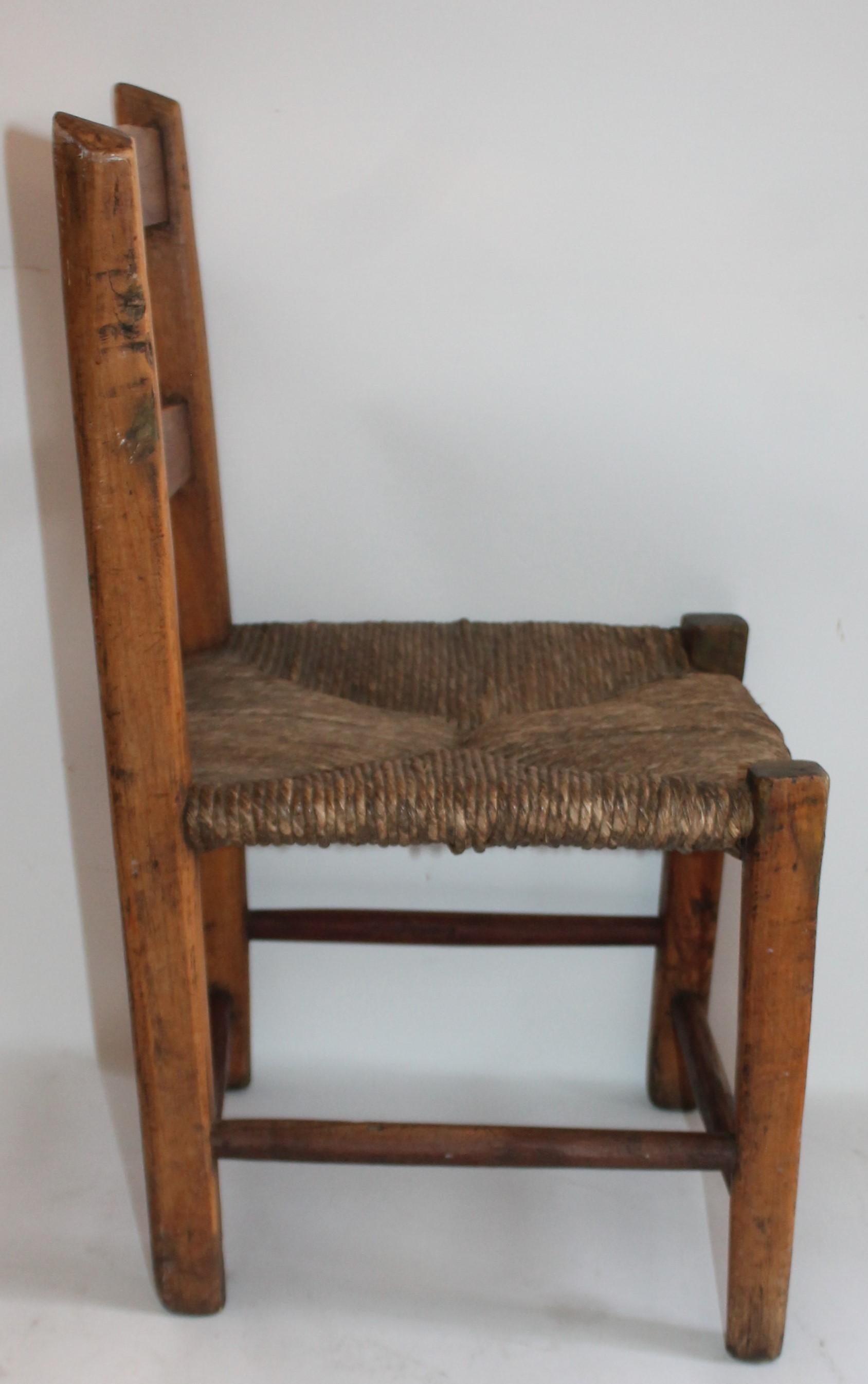Kinderstuhl aus dem frühen 19. Jahrhunderts mit original Binsensitz (Holz) im Angebot