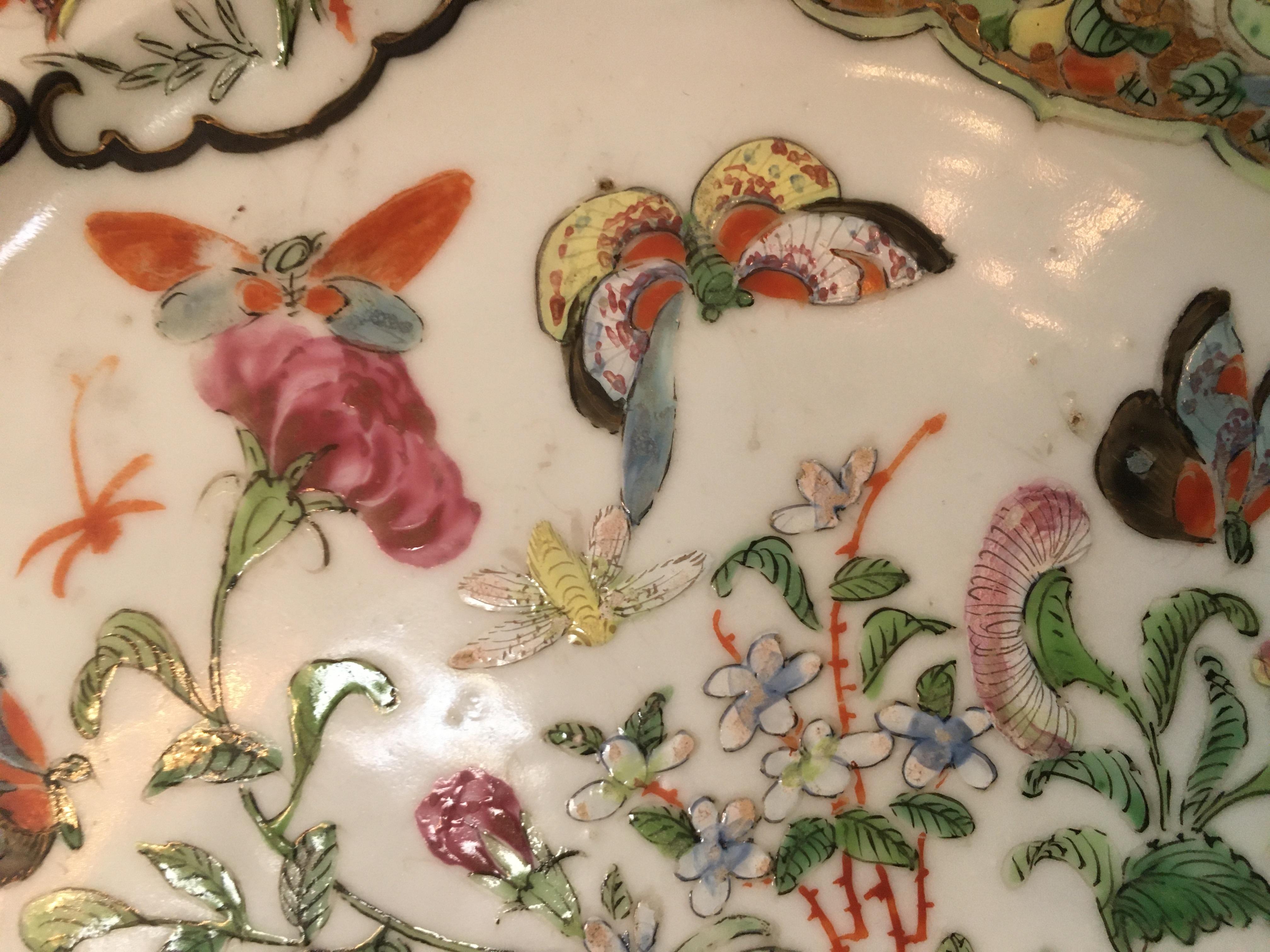 Ceramica Piatto Famille Rose da esportazione cinese dell'inizio del XIX secolo in vendita