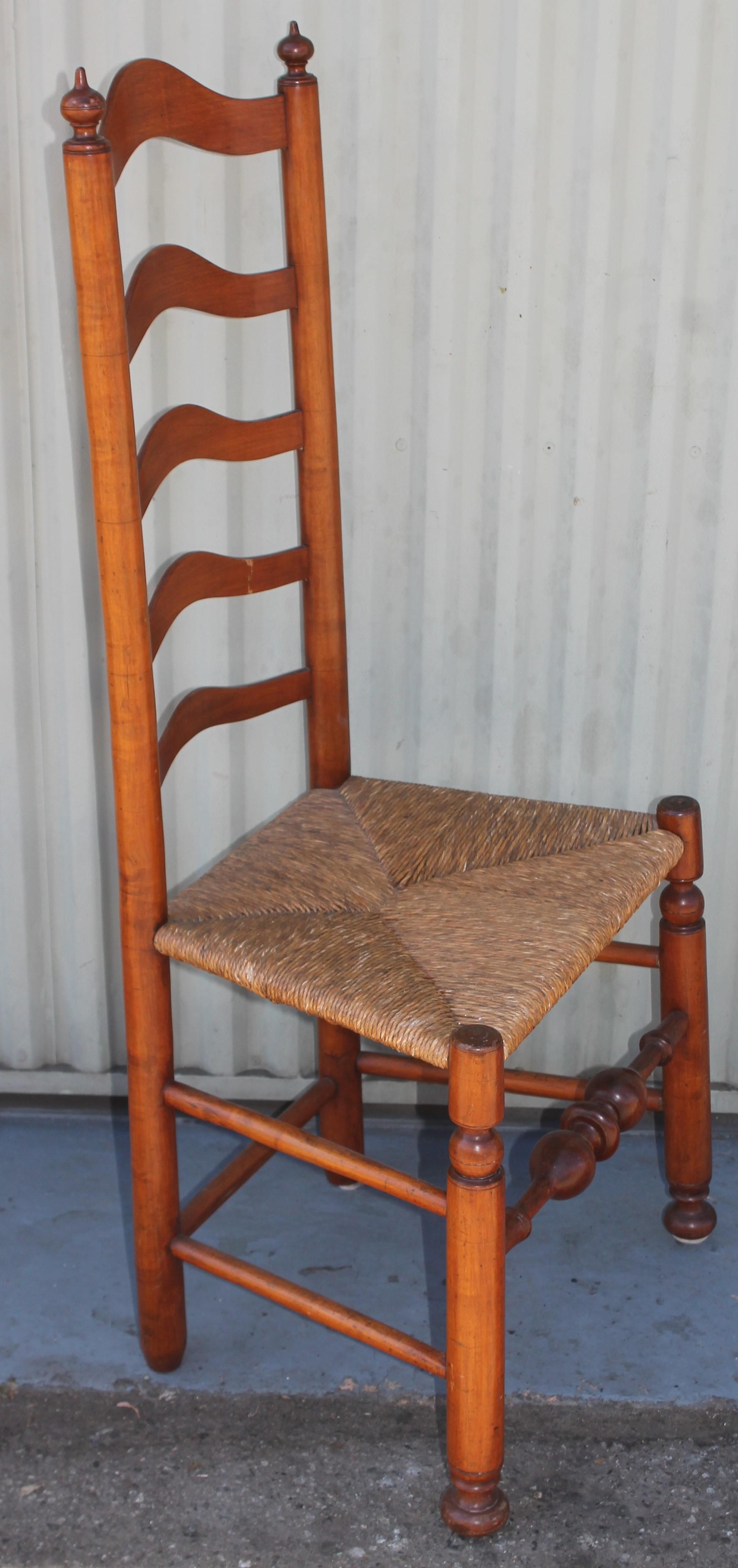 Ces chaises à dossier en échelle proviennent de Delaware River Valley et ont les sièges tissés d'origine. Vendu comme une paire.