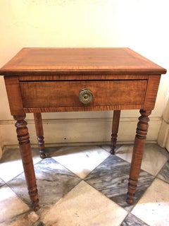 Mesa auxiliar inglesa estilo Sheraton de principios del s. XIX con incrustaciones de nogal y arce flameado
